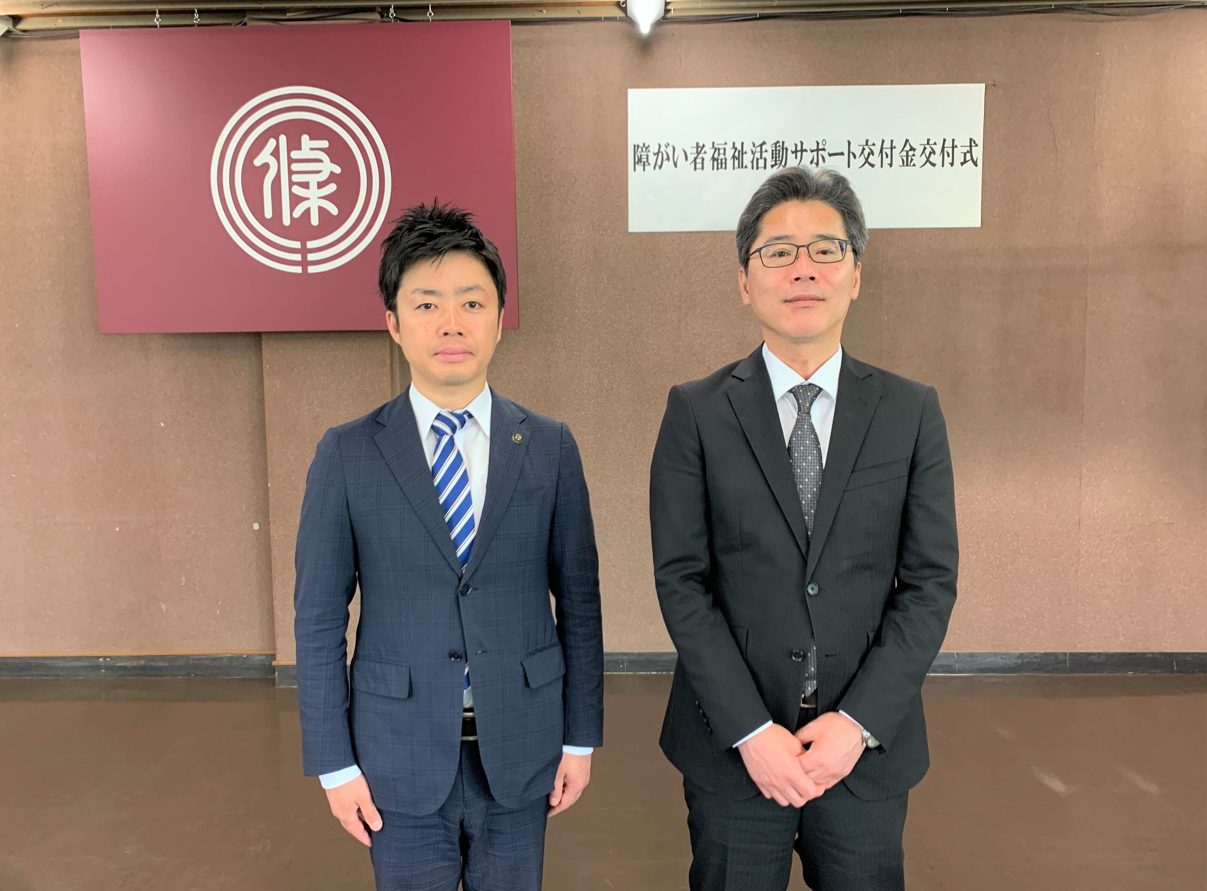 写真：（左から）三条市 滝沢 亮 市長、アークランズ株式会社 取締役管理本部長 伊野 公敏