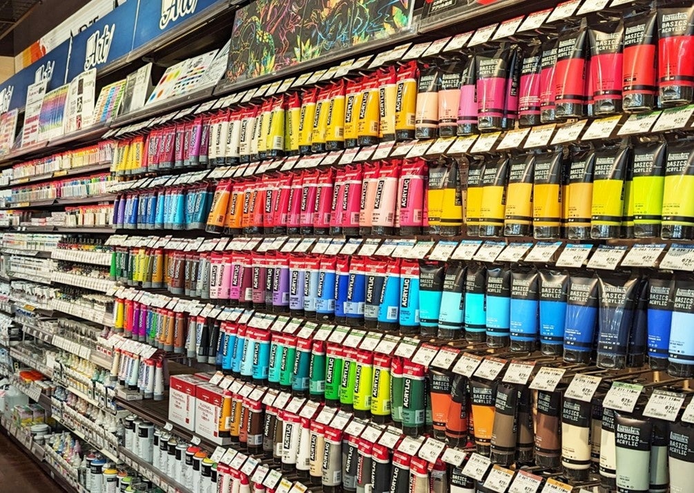 約2000種類のアクリル絵具