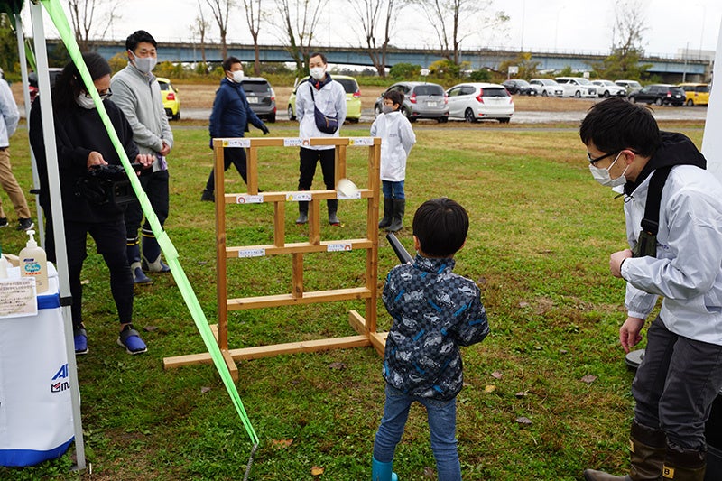 ブロワー（送風機）を使用した的当てゲーム