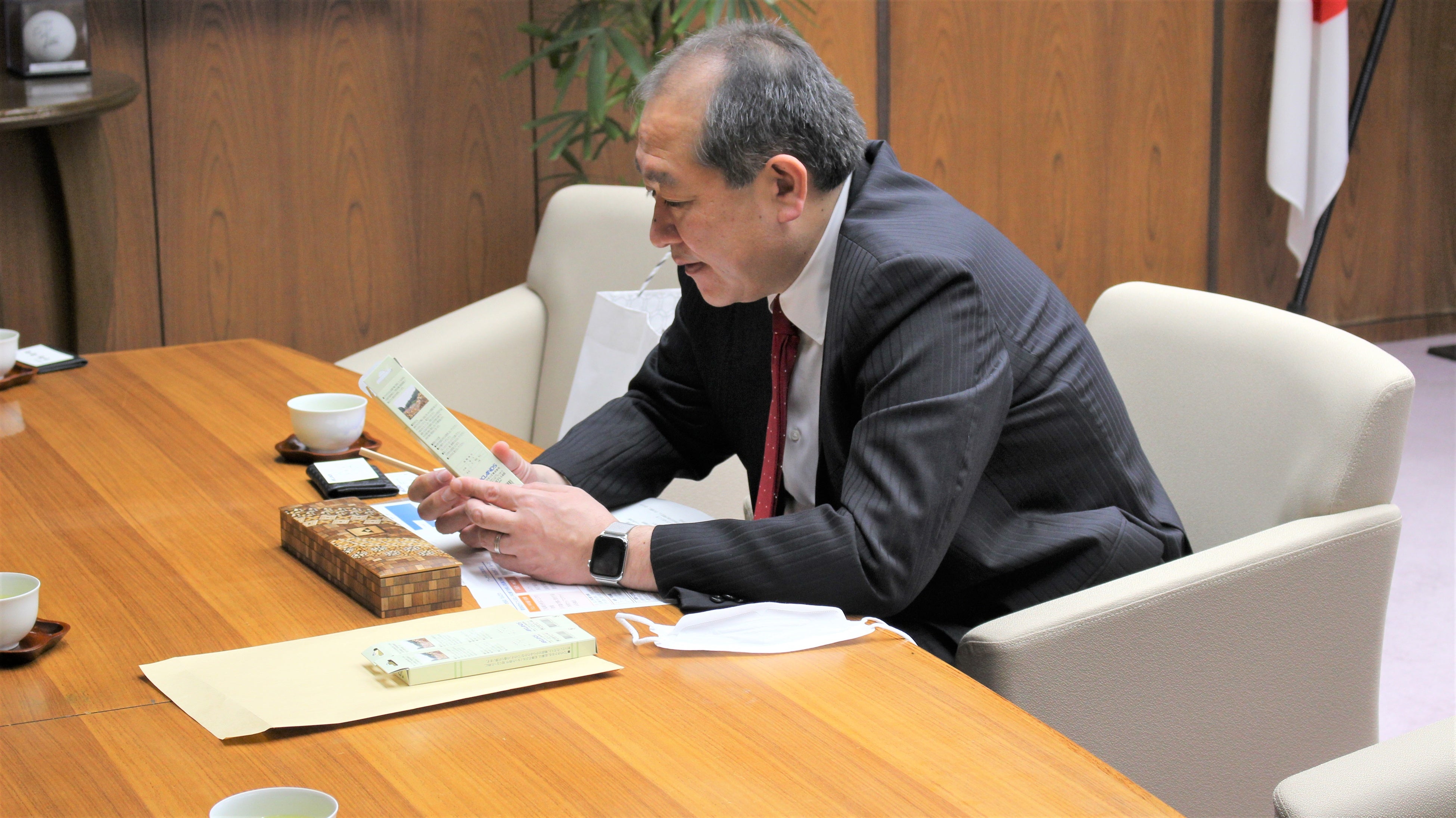 実際に手に取りヒノキの香りを体験して頂きました