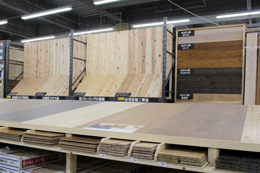 杉無垢材を取り揃えたフロア材売場