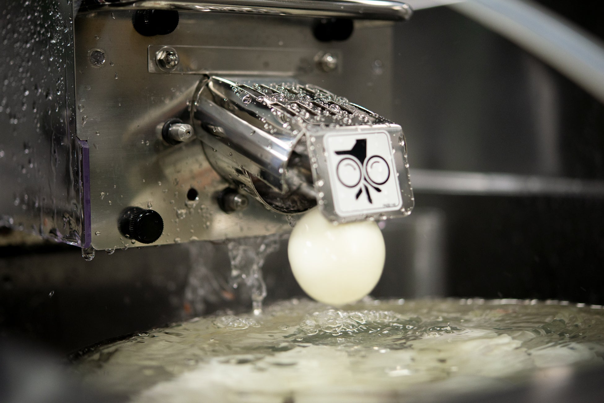 茹で卵は一つずつ殻剥きして出てきます