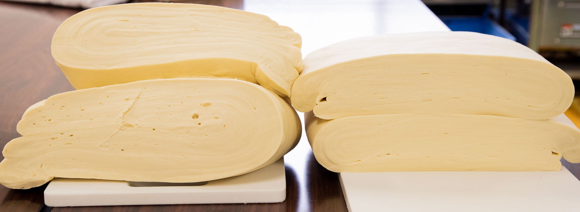 左：足踏みで鍛えた生地　　右：フットプレス機AFP6で鍛えた生地