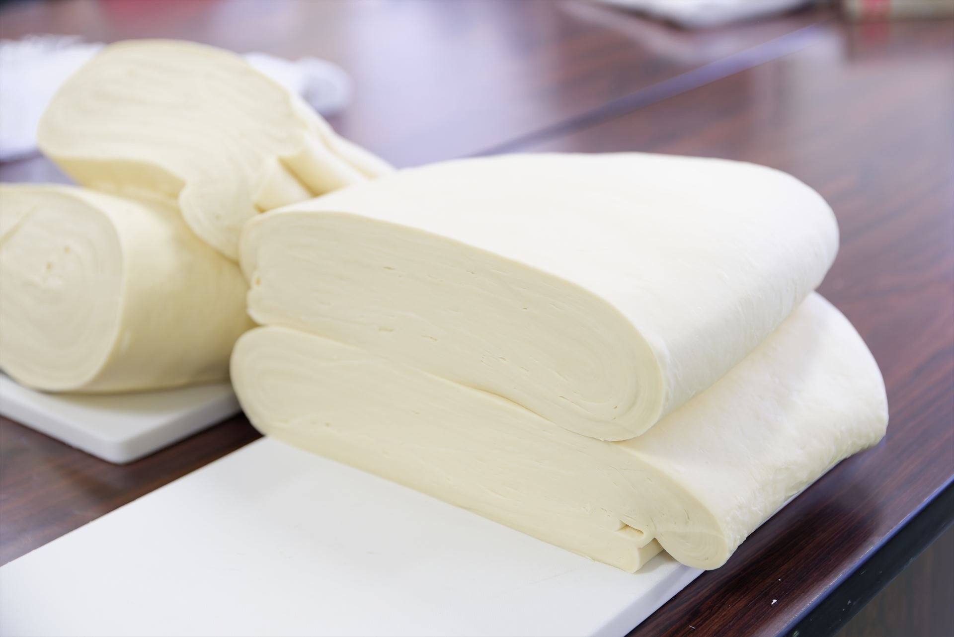 右：フットプレス機AFP6で鍛えた生地は誰でも簡単に均一に仕上がる