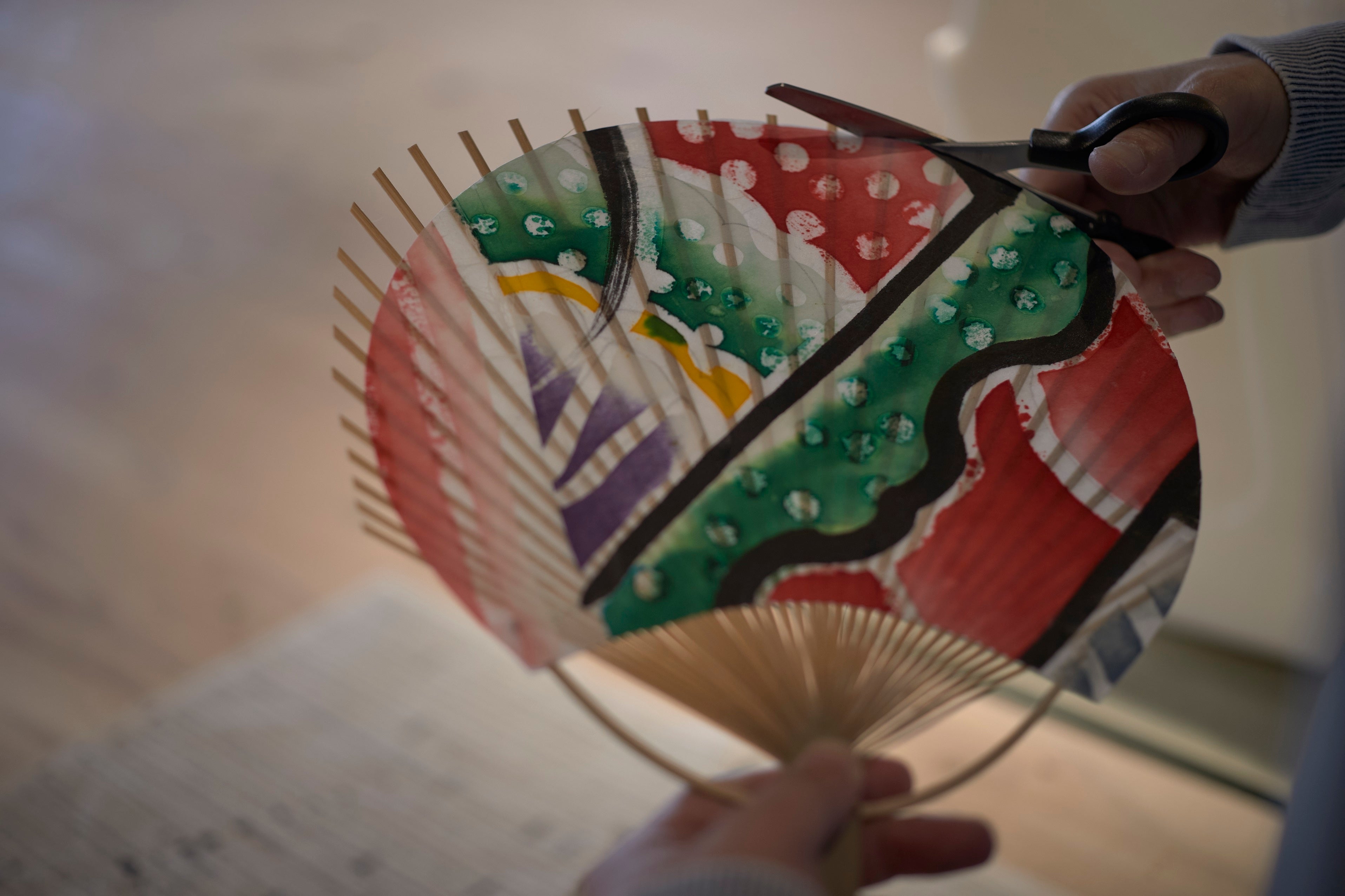 「世界に一つだけのうちわ」作り体験