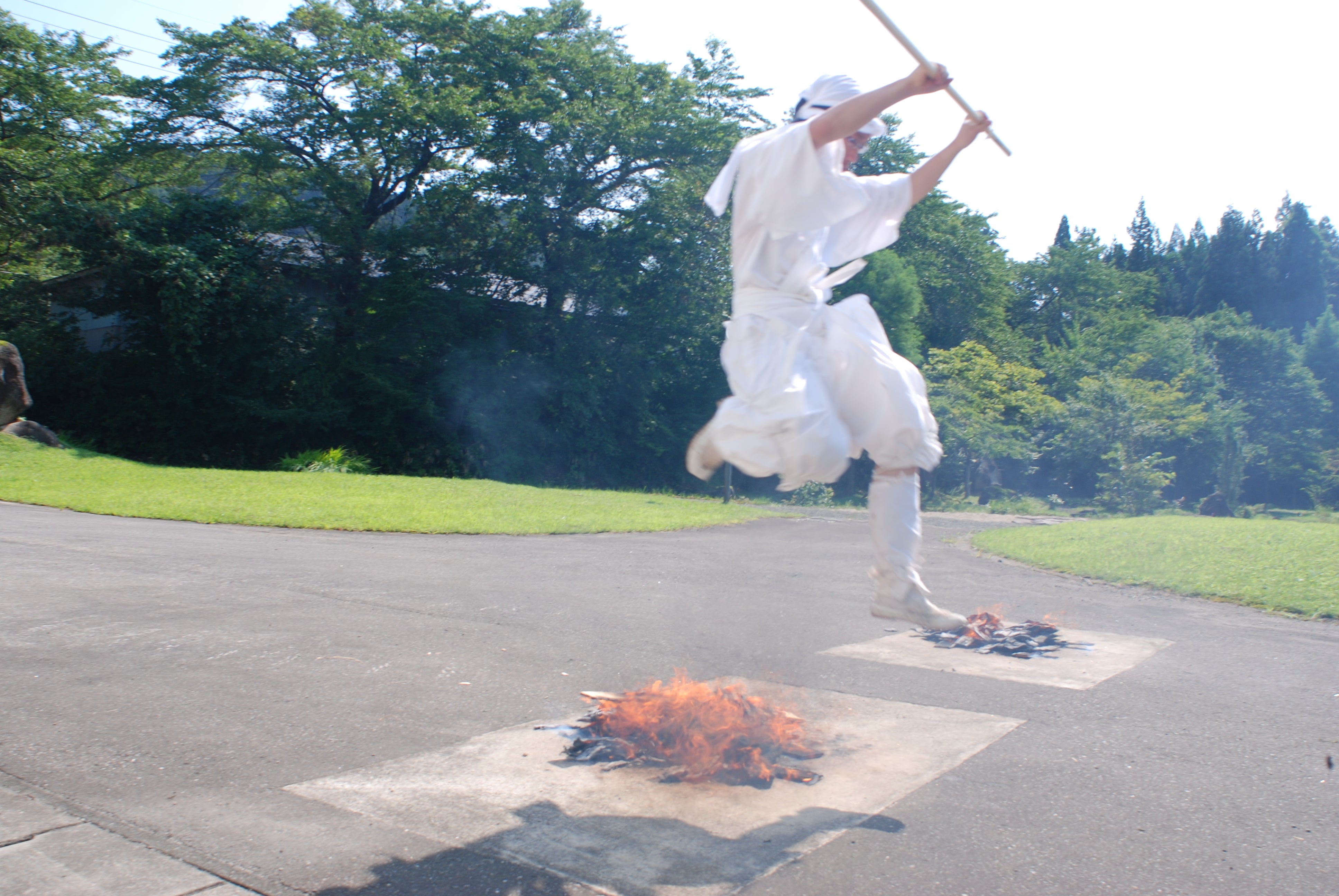 火渡り　写真提供：羽黒町観光協会