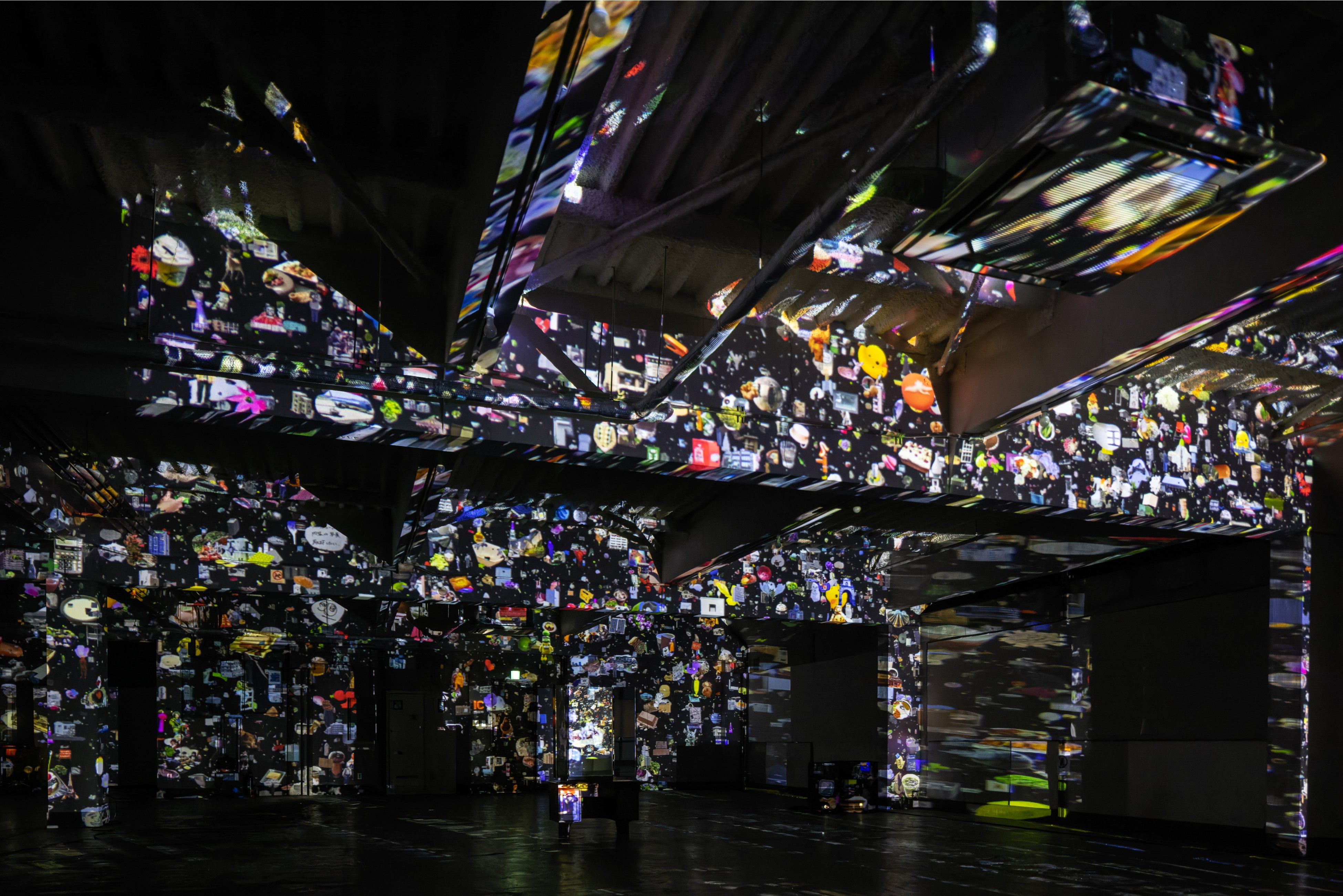 「君はいつだって世界の入り口を探していた」2022, クリエイティブセンター大阪, 撮影 麥生田兵吾