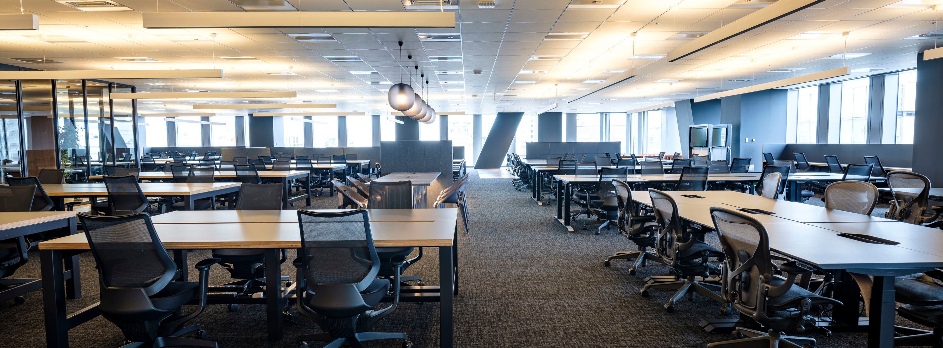 総面積1,132.2㎡のワンフロアに、開発部門と制作部門を集約