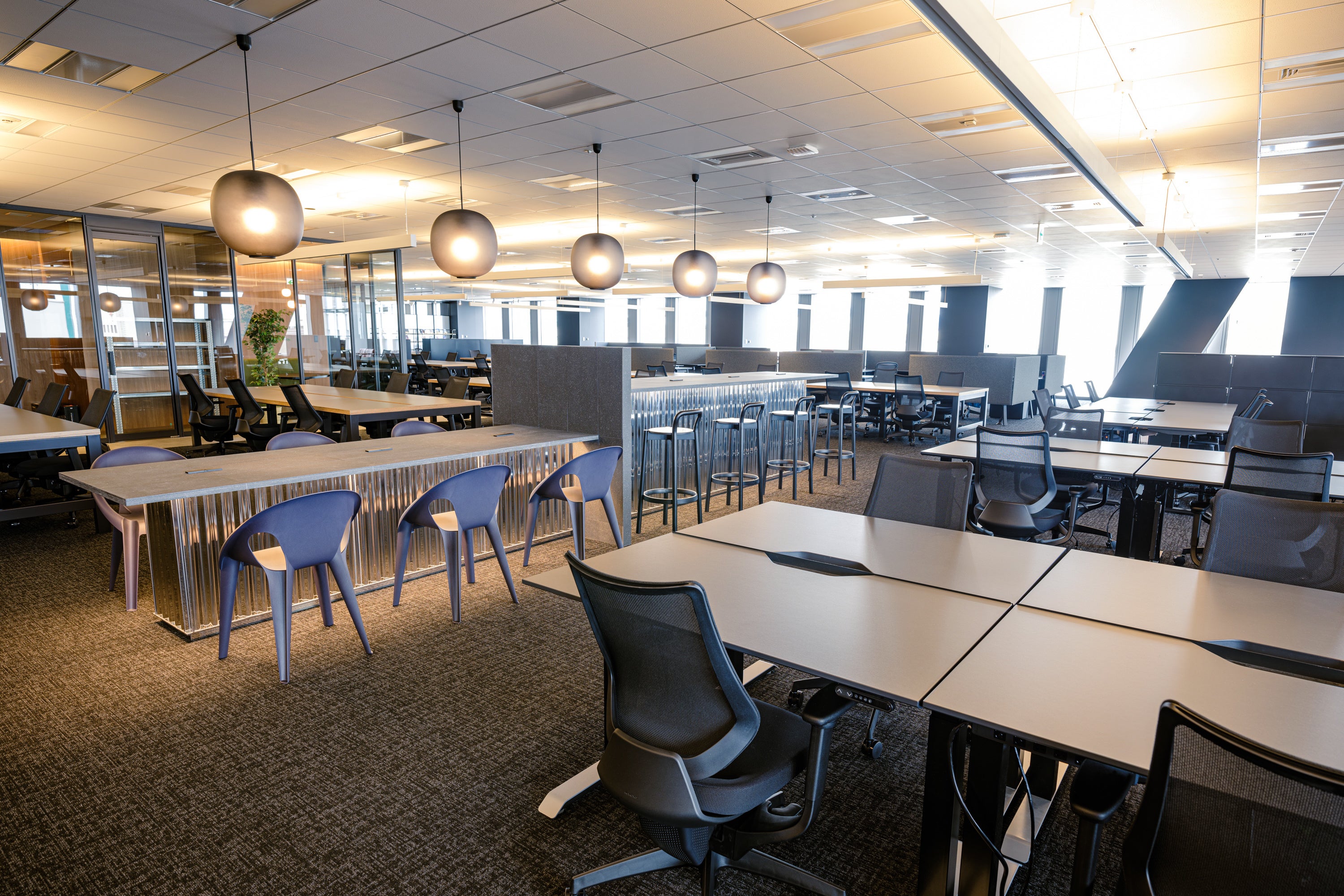 照明設備にも工夫を施し、モニター画面への反射や映り込みを極力少なくするため、既存設備ではなく新たに間接照明での照度設計を採用