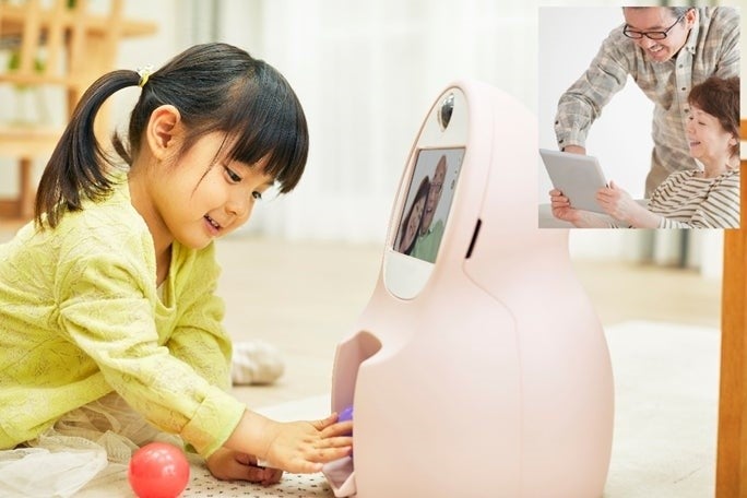 「遠隔共同子育てロボット「ChiCaRo（チカロ）」で遊ぶ子どもの様子] 遠隔共同子育てロボット「ChiCaRo（チカロ）」で遊ぶ子どもの様子