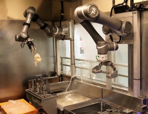 そばいちペリエ海浜幕張店での稼働の様子①： 茹でる