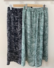 リーフ柄パンツ　5,390円（税込）