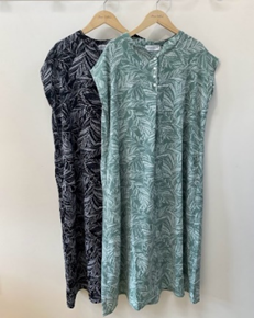 リーフ柄ロングワンピース　6,490円（税込）