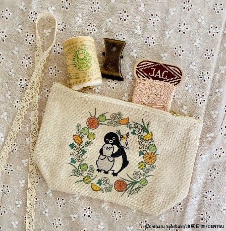 Suicaのペンギンプレミィコロミィ オリジナル柄フルーツリースポーチ 1,540円（税込）マチがあり自立するポーチです　お出かけで大活躍です