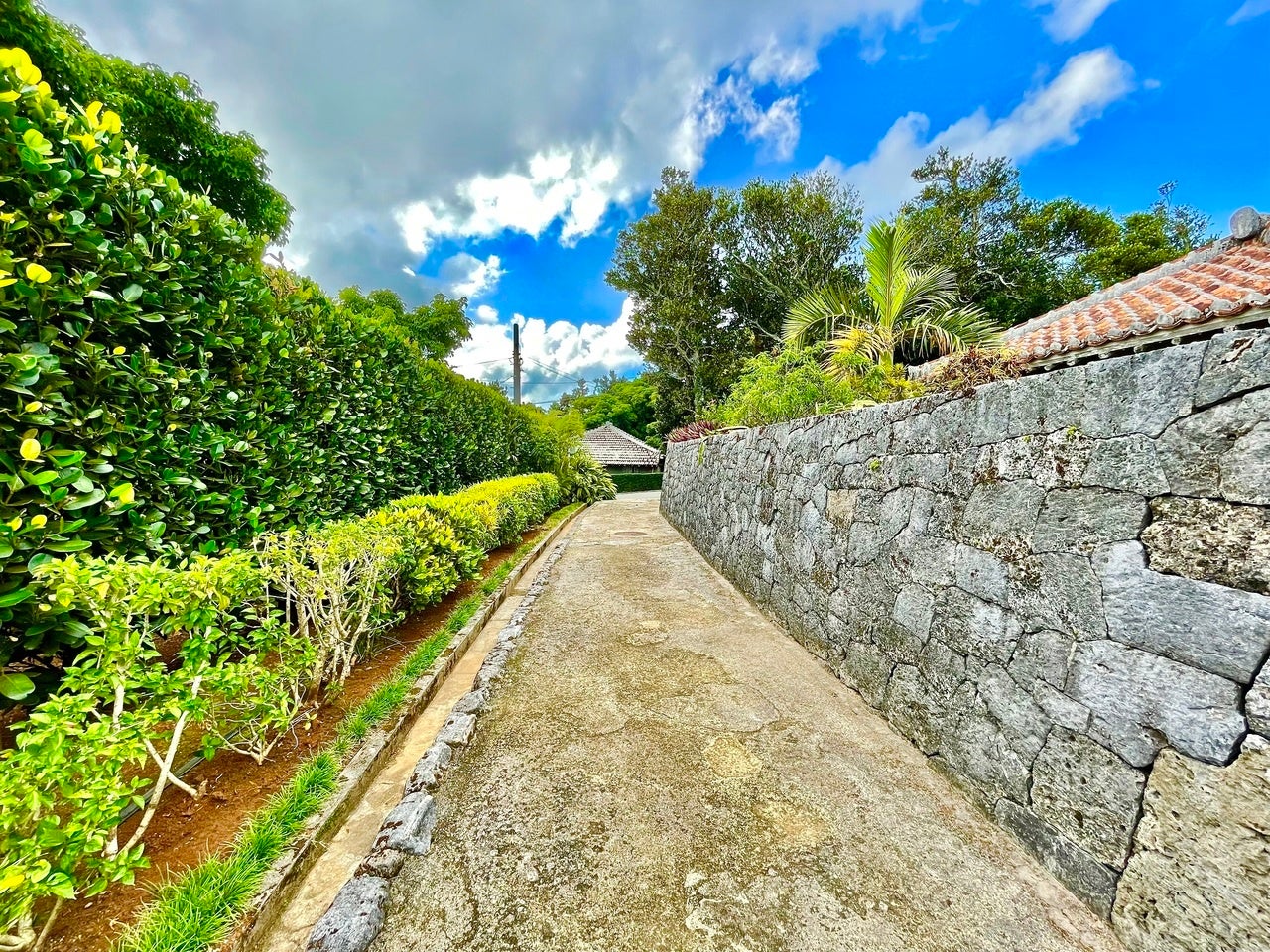 （情景写真の一例）沖縄県 久米島・上江洲家住宅前の石垣  © Kumejima93＿OKINAWA 