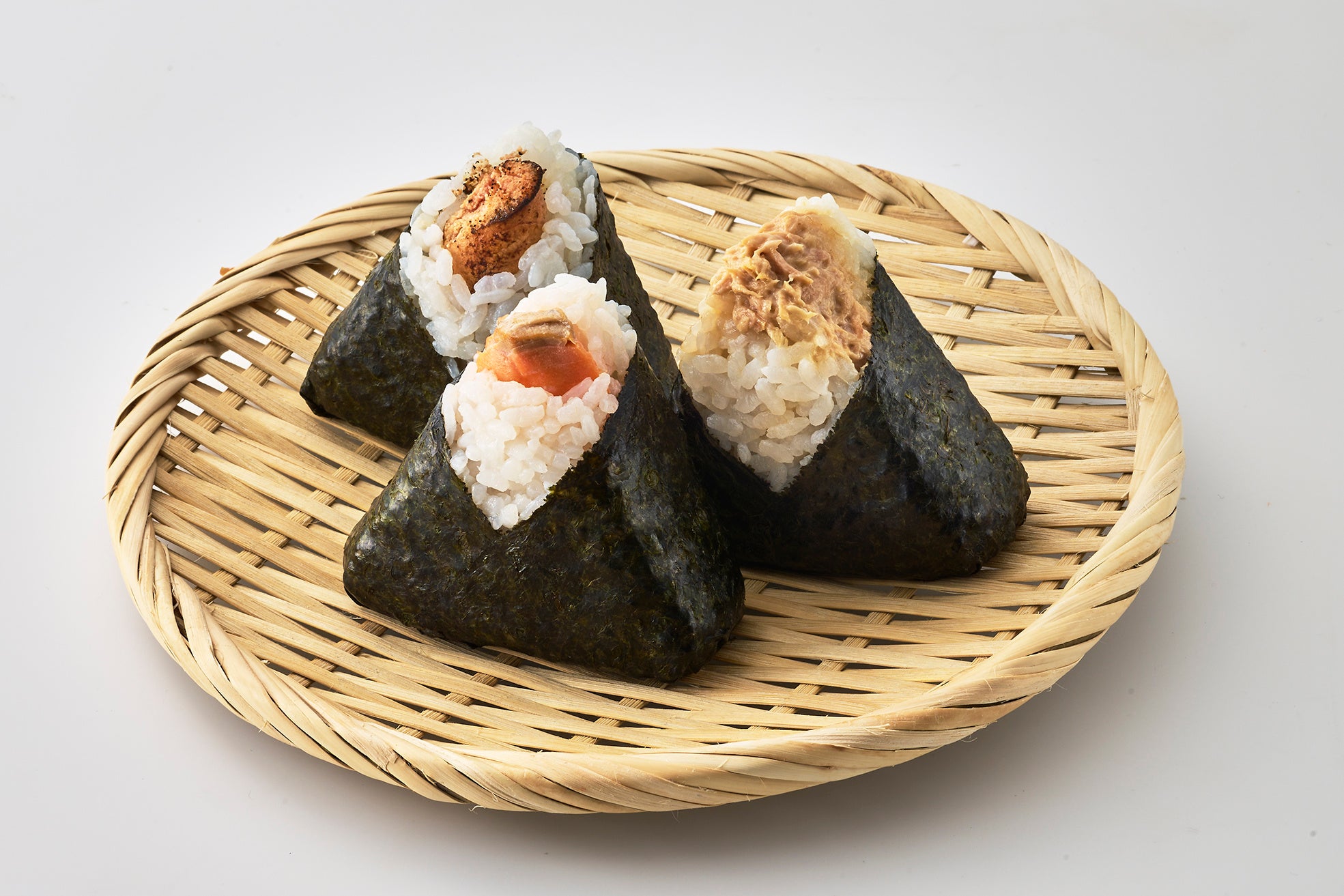 左から　炙りたらこ・焼鮭むすび・和風ツナマヨ