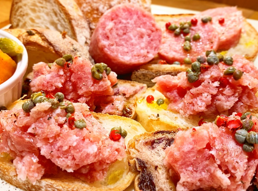 年間売上一位　たまとろサラミ １，６９０円（税込）