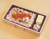 年間売上一位　炙りサーモンハラスと贅沢イクラのすし弁 １，４８０円（税込）