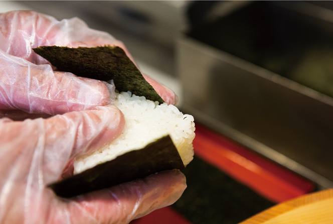 おむすびをむすぶ様子