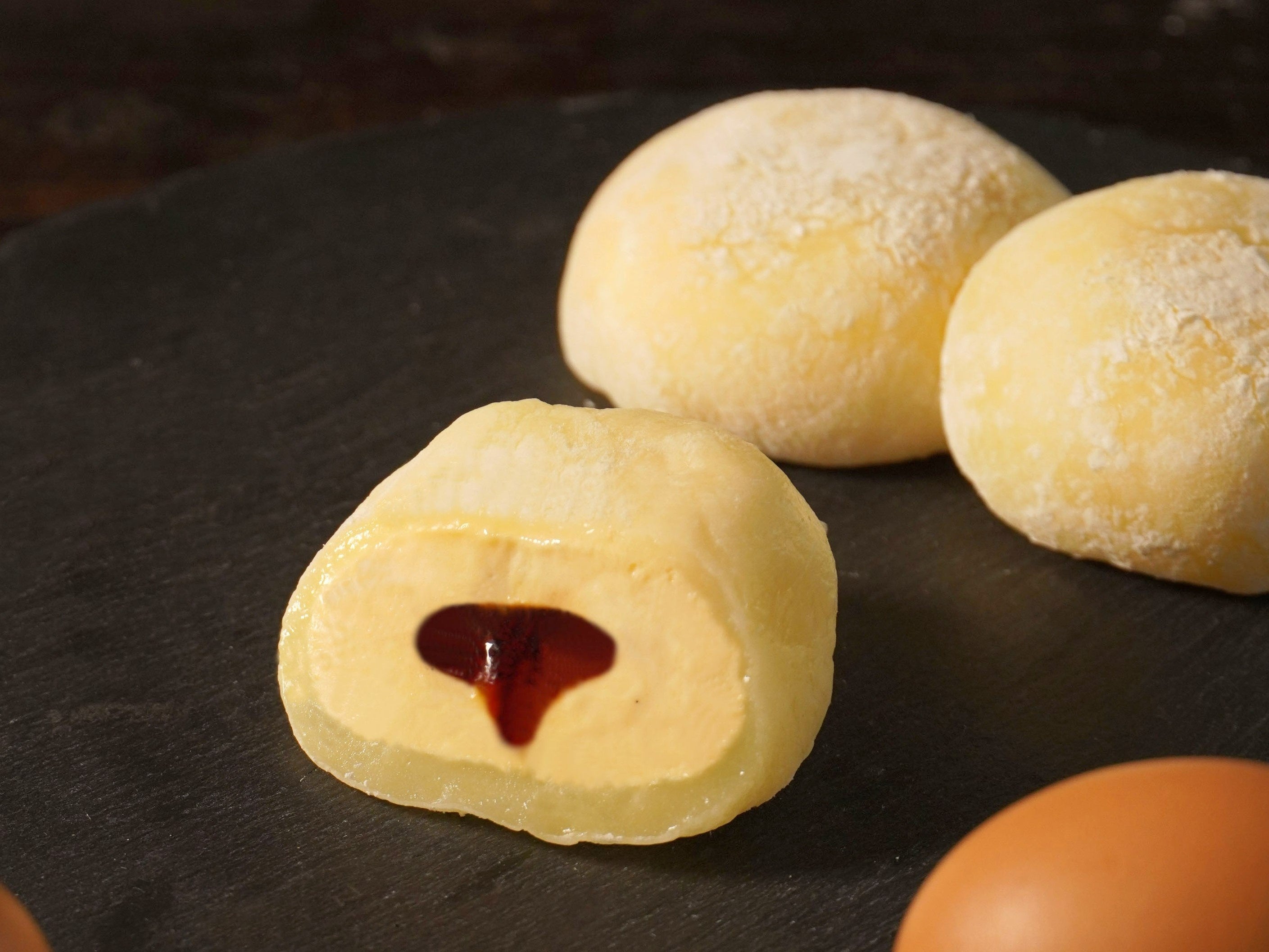 極上たまごのプリン大福 オーヴォ（日暮里・大宮） 1個　300円