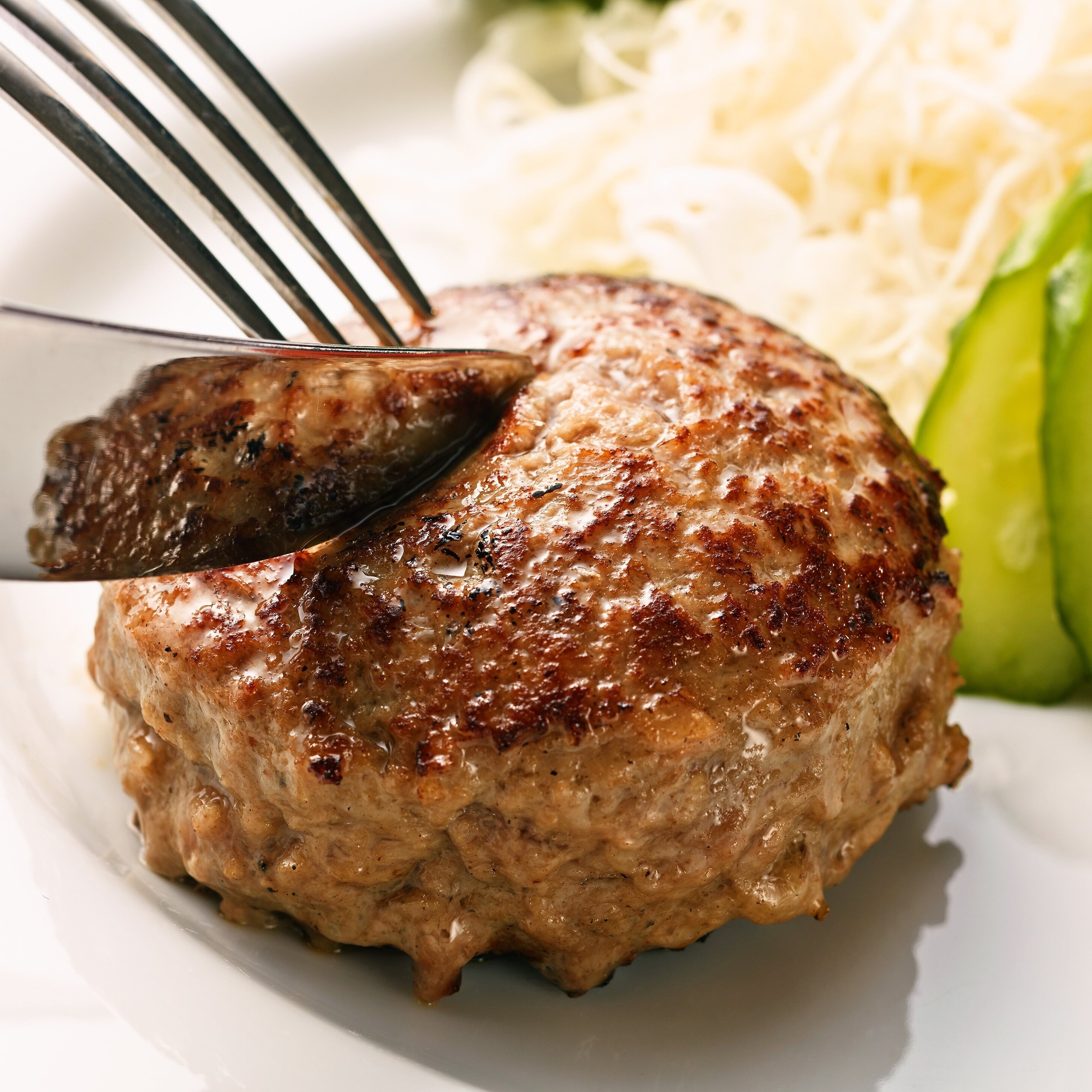 【格之進 金格ハンバーグ】厳選した国産牛肉と白金豚の『格之進 黄金ブレンドレシピ』による 奥深い味わい。溢れ出る肉汁は一度味わったら忘れられない味で、 ソースなしでも食べられるリピーター続出の一品です。