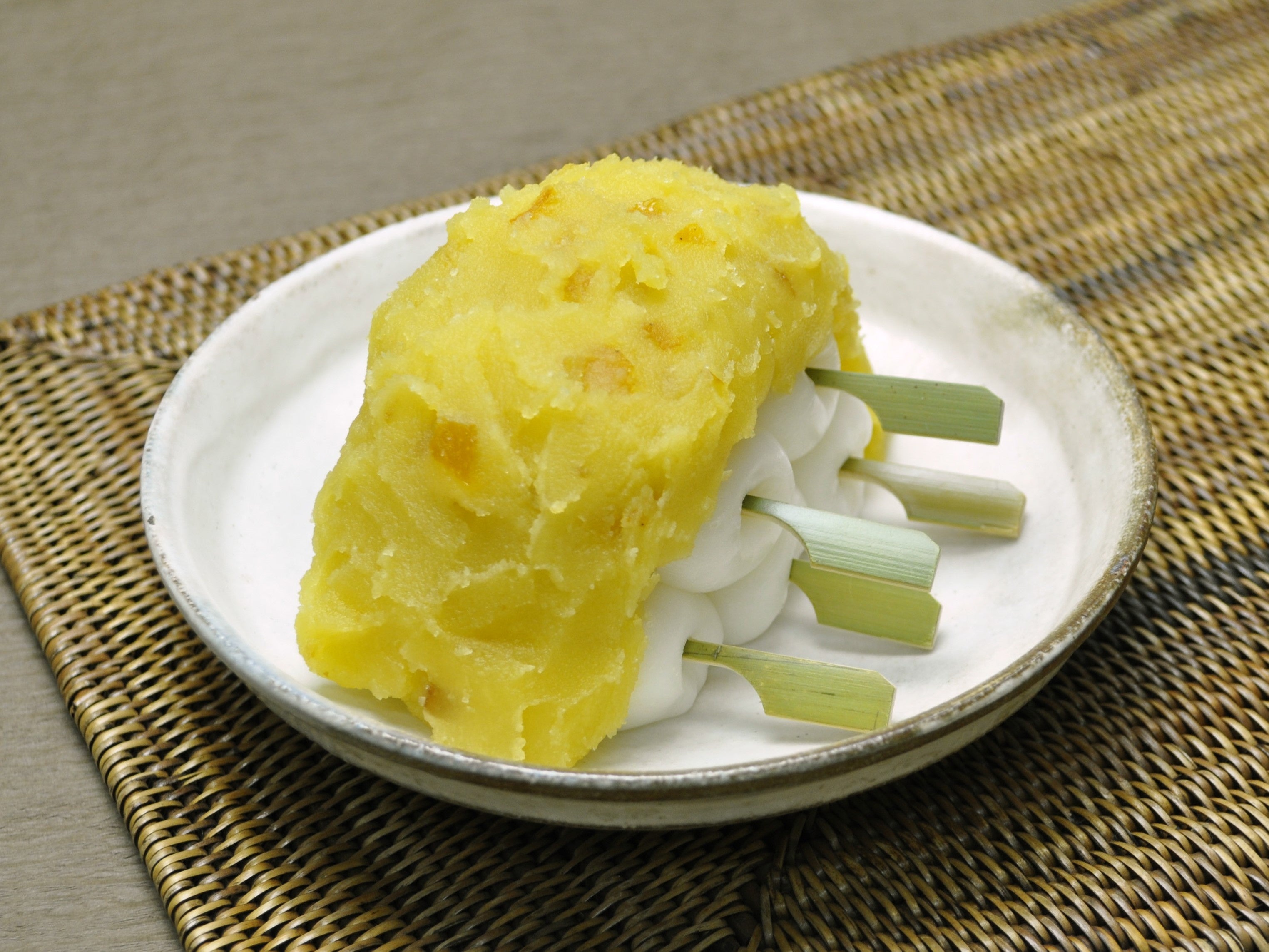 古賀音だんご（ゆず）  1箱（5本入）　1,026円／ふるや古賀音庵（エキュート品川）