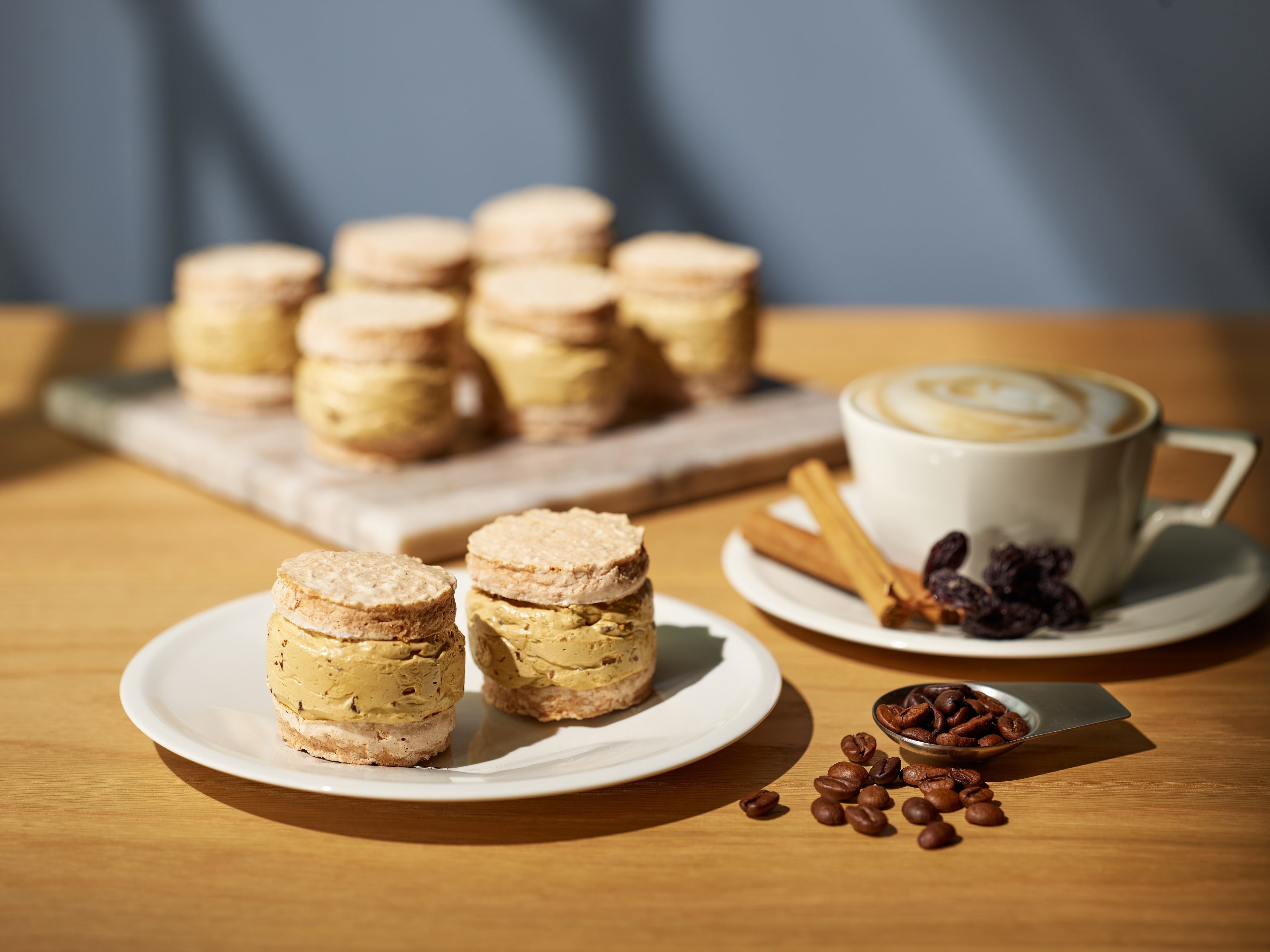 ダックワーズサンド  3個入　1,944円／フィオラッテ（エキュート品川）