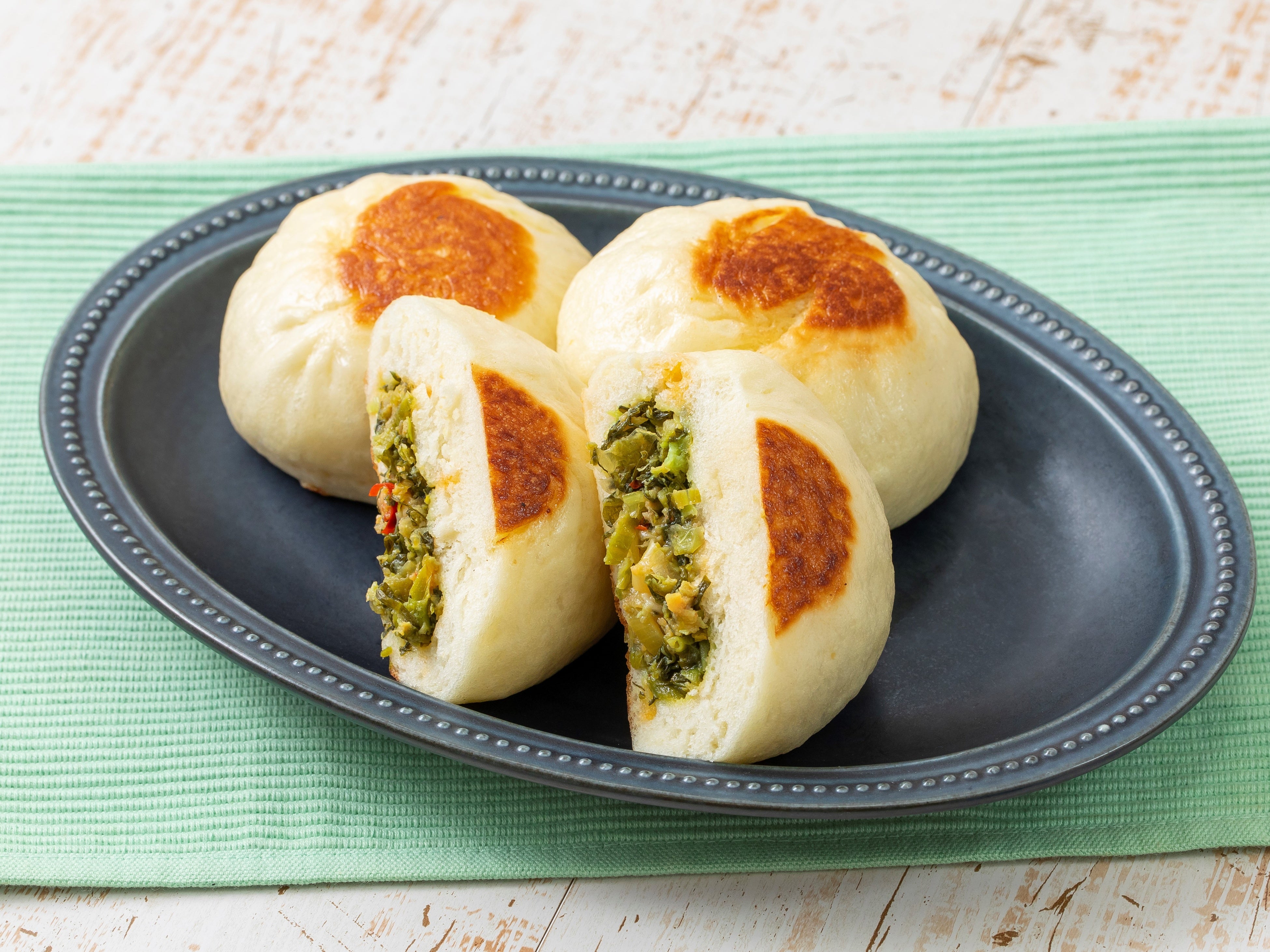 深谷ねぎと高菜の焼まんじゅう  1個 302円／パオパオ（エキュート大宮）