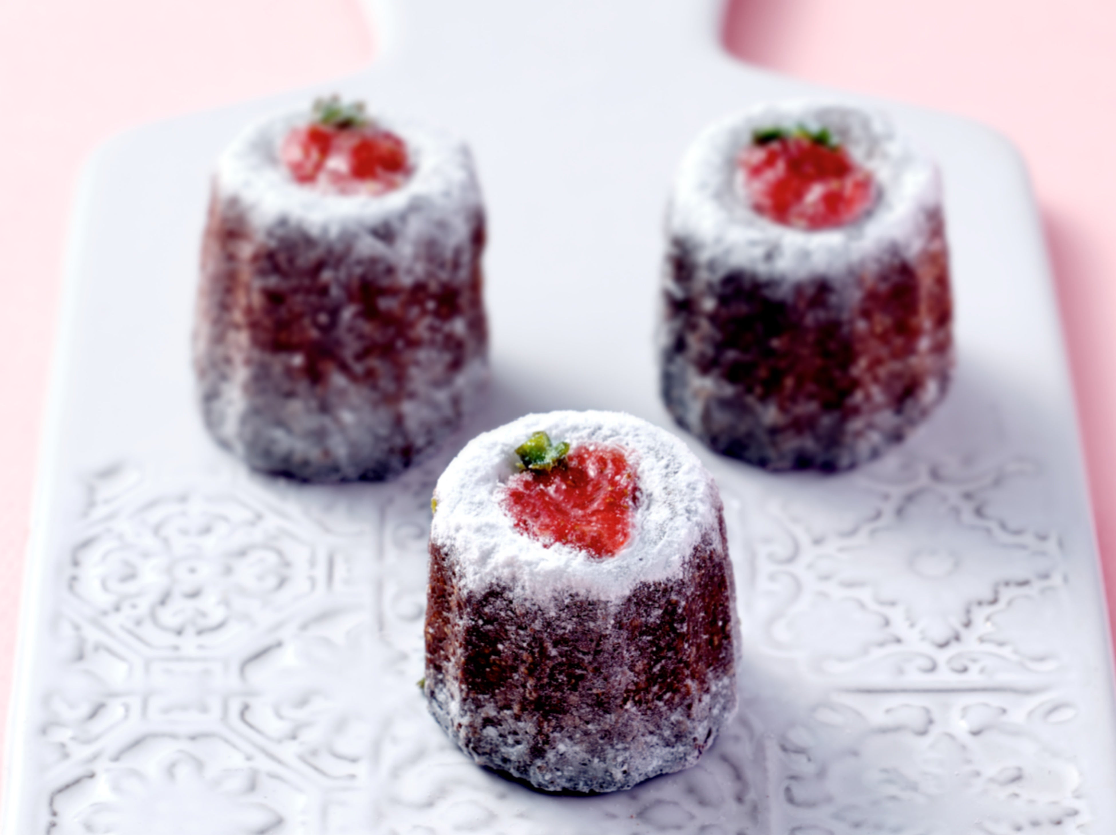 恋するストロベリーカヌレ&nbsp; 1個 280円／立町カヌレSHINAGAWA（品川）