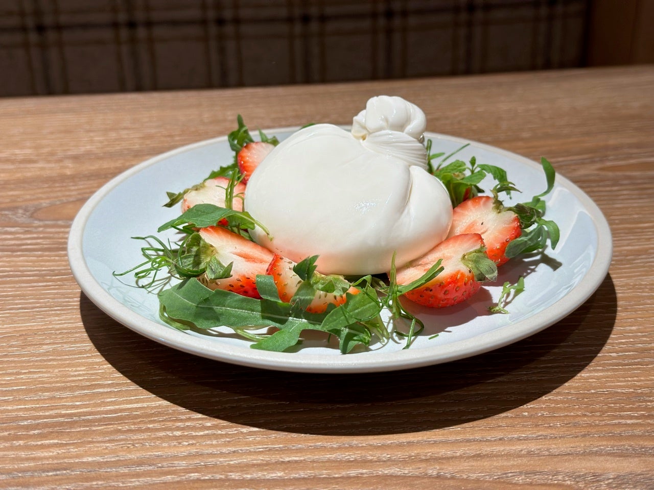 とちあいかとブッラータチーズのカプレーゼ仕立て&nbsp; 1皿 1,200円／good spoon（上野）