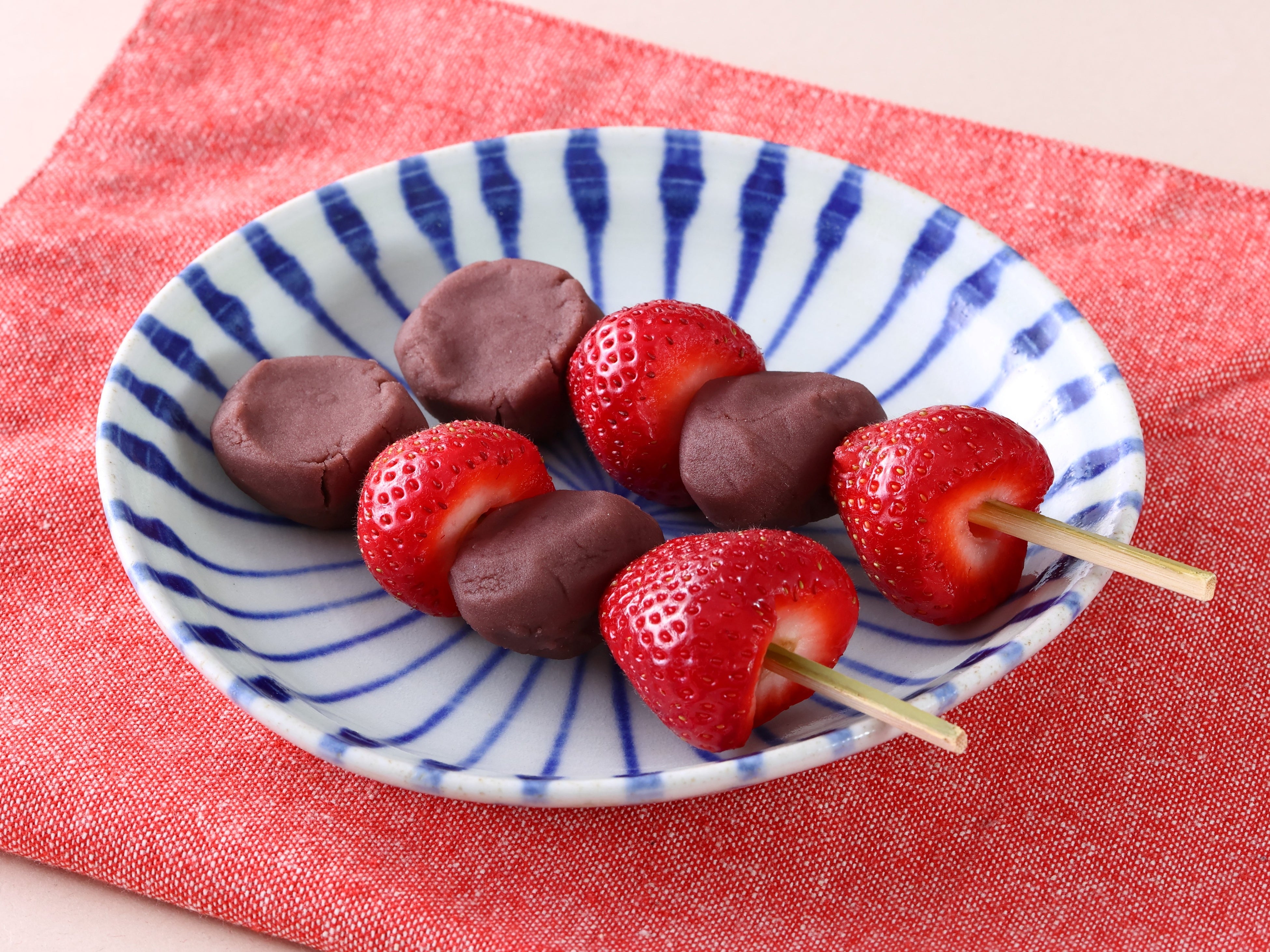 いちご団子&nbsp; 1本 350円／羽二重団子（日暮里）