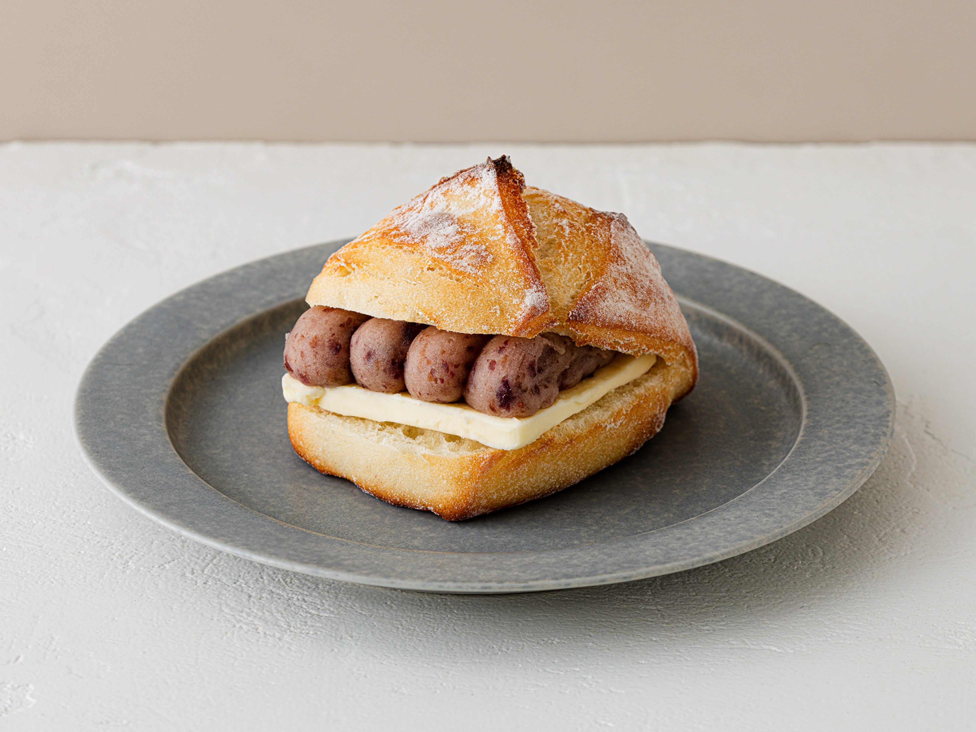 プティレ・あんバタールージュ  1個　540円（テイクアウト）、550円（イートイン）／BURDIGALA TOKYO（グランスタ東京／B1改札内 銀の鈴エリア）