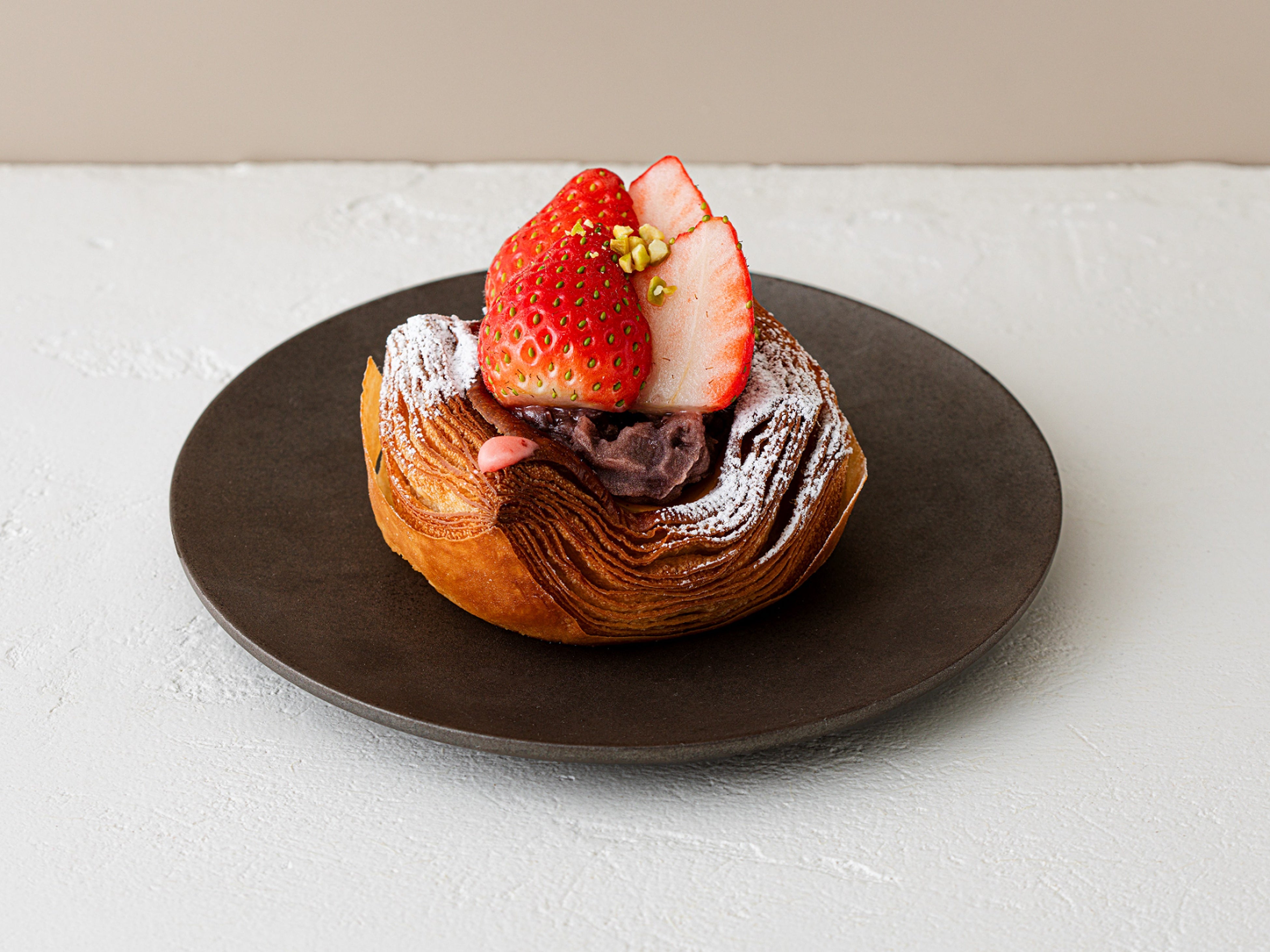 いちごとあんこのデニッシュ  1個　540円（テイクアウト）、550円（イートイン）／THE STANDARD BAKERS TOKYO（グランスタ東京／1F 改札内中央通路エリア）