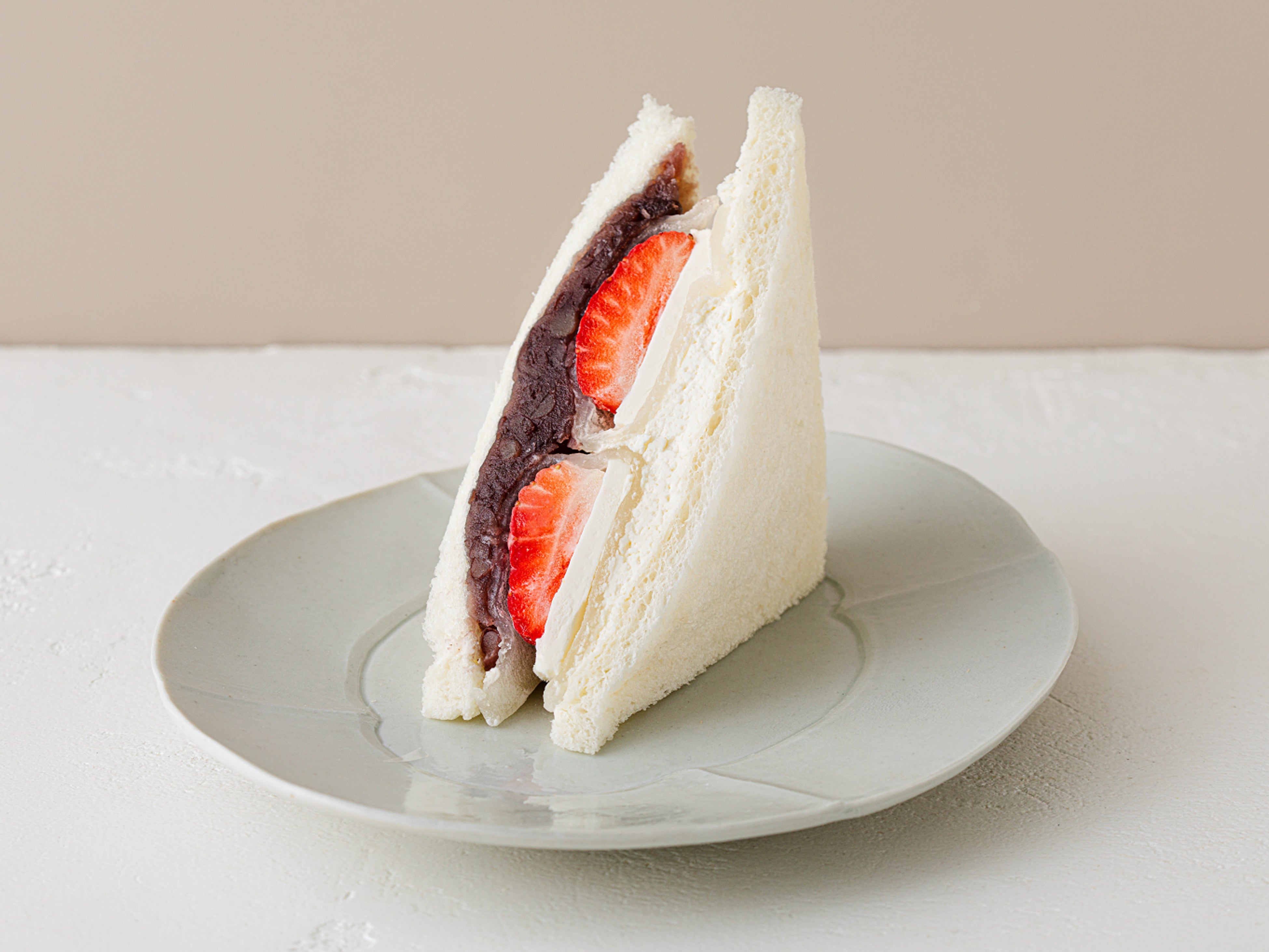 いちごクリームチーズ大福（ハーフ）  1パック　432円（テイクアウト）、440円（イートイン）  ／PREMIUM SAND＋CAFĒメルヘン（グランスタ東京／B1改札内 丸の内坂エリア）