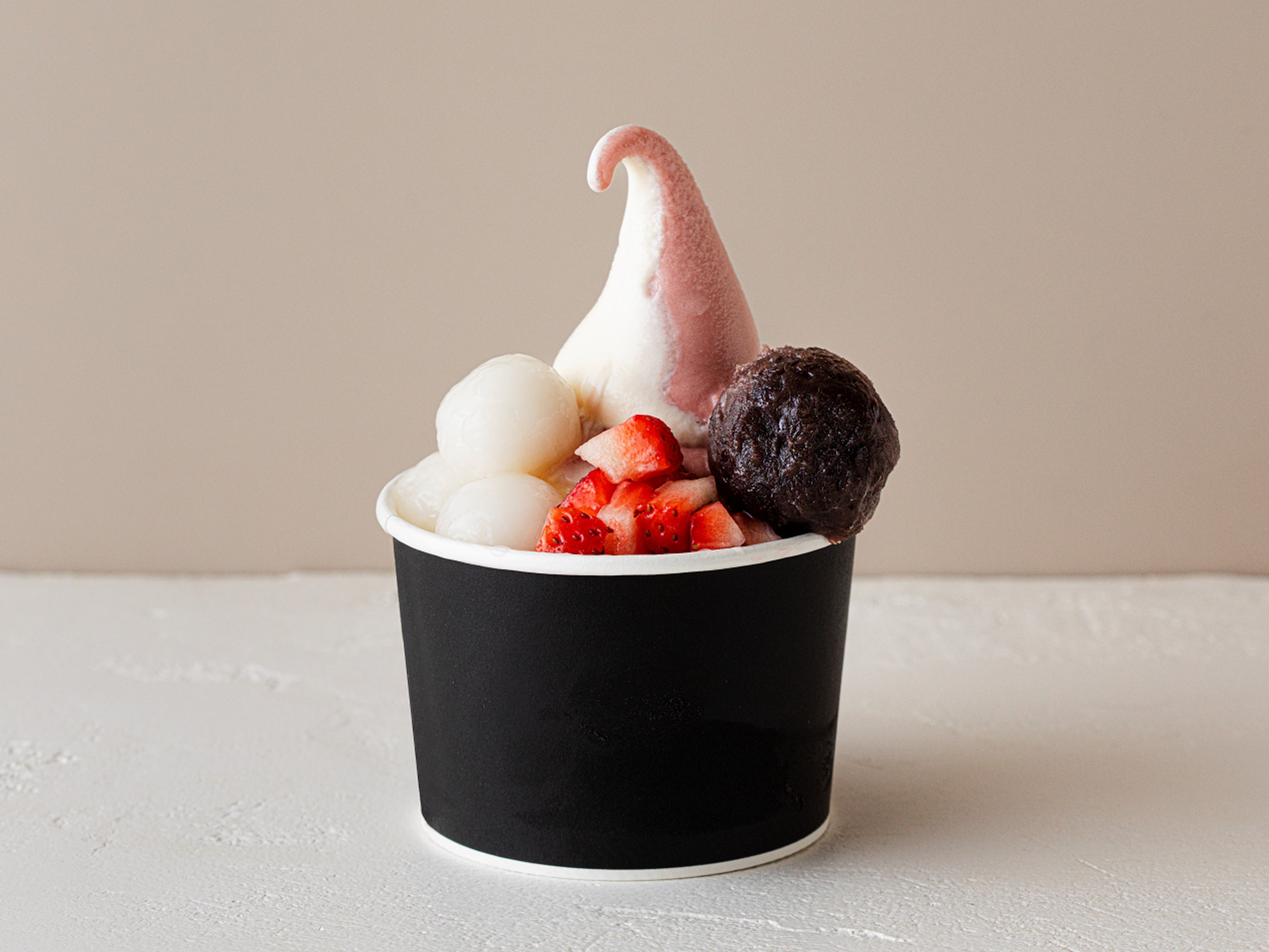 いちご大福ソフトパフェ  1個　810円（テイクアウト）、825円（イートイン）／CITYSHOP（グランスタ東京／1F改札内 北通路エリア）