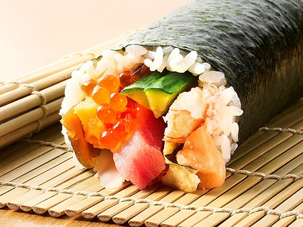 豪華！本まぐろ・ズワイガニ入り恵方巻　3,000円／ハーフサイズ 1,500円  築地魚河岸　まぐろ一代上野（上野）