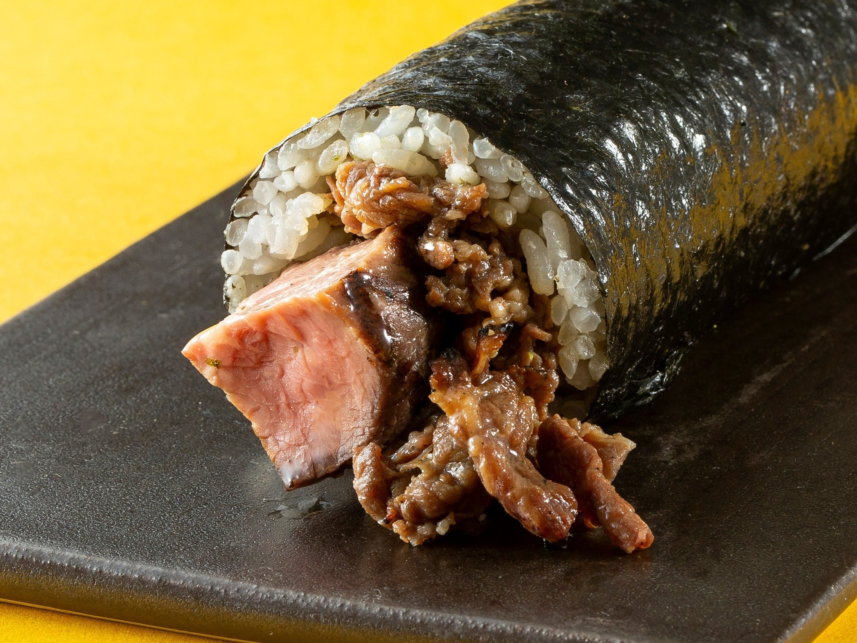 黒毛和牛ステーキ＆焼肉2色巻き　2,180円／ハーフサイズ 1,230円  肉卸小島（品川）