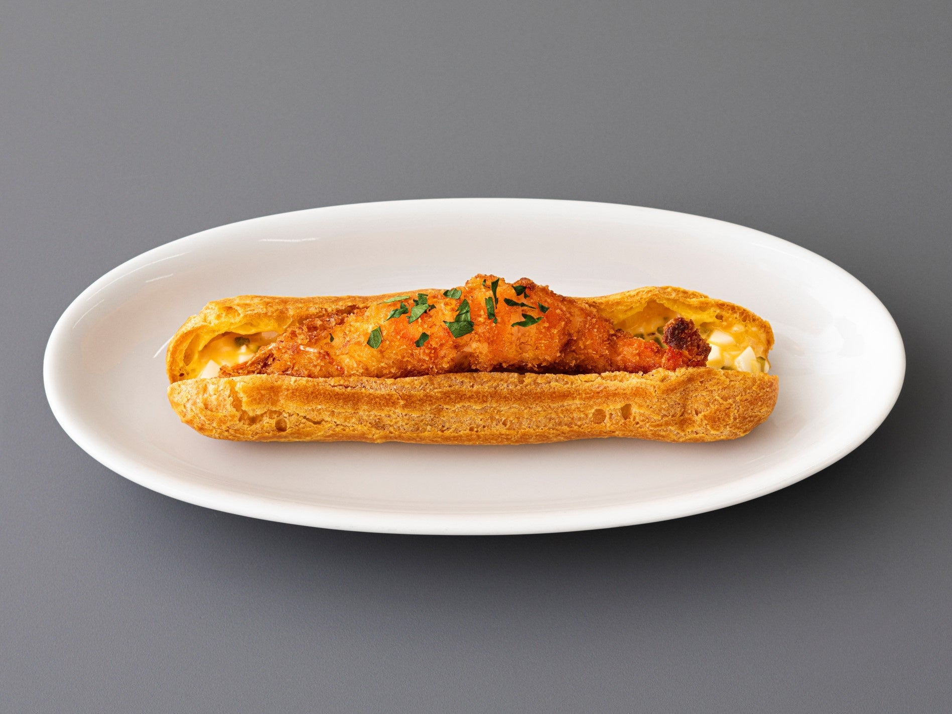 パニーノ(エビフライ)  1個　800円（イートイン限定）／東京パニーノ アロマフレスカ（グランスタ東京／1F改札内 吹き抜けエリア）