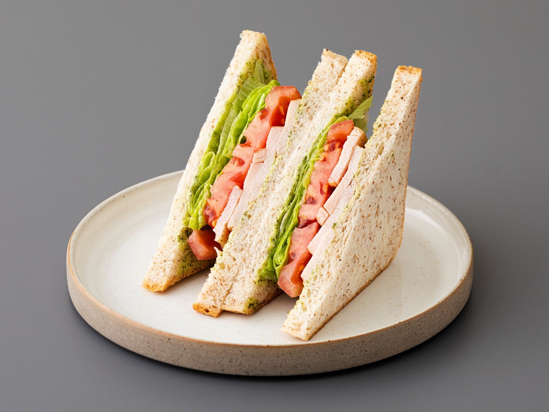 ブランのバジルスモークチキン  1パック　584円（テイクアウト）、594円（イートイン）  ／PREMIUM SAND＋CAFĒメルヘン（グランスタ東京／B1改札内 丸の内坂エリア）