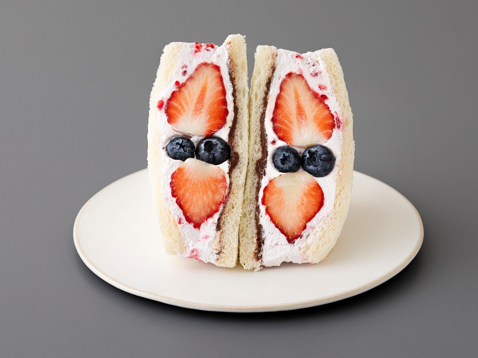 ミックスベリーショコラサンド  1個　850円（テイクアウト）／Be! FRUITS SANDWICH（グランスタ東京／1F改札内 中央通路エリア）