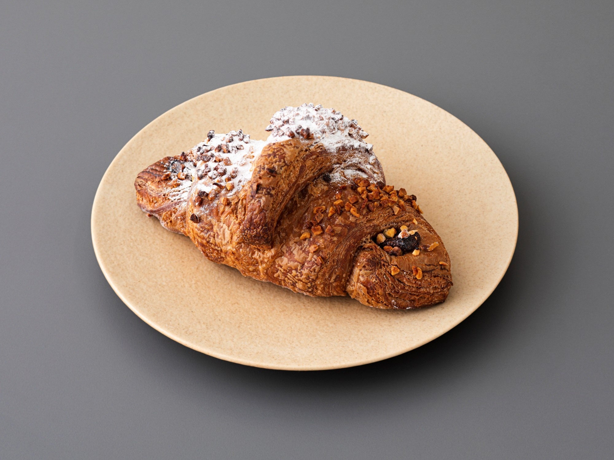 大人のショコラ・クロワッサン  1個　410円（テイクアウト）、418円（イートイン）／ブランジェ浅野屋（グランスタ東京／B1改札内 丸の内坂エリア）