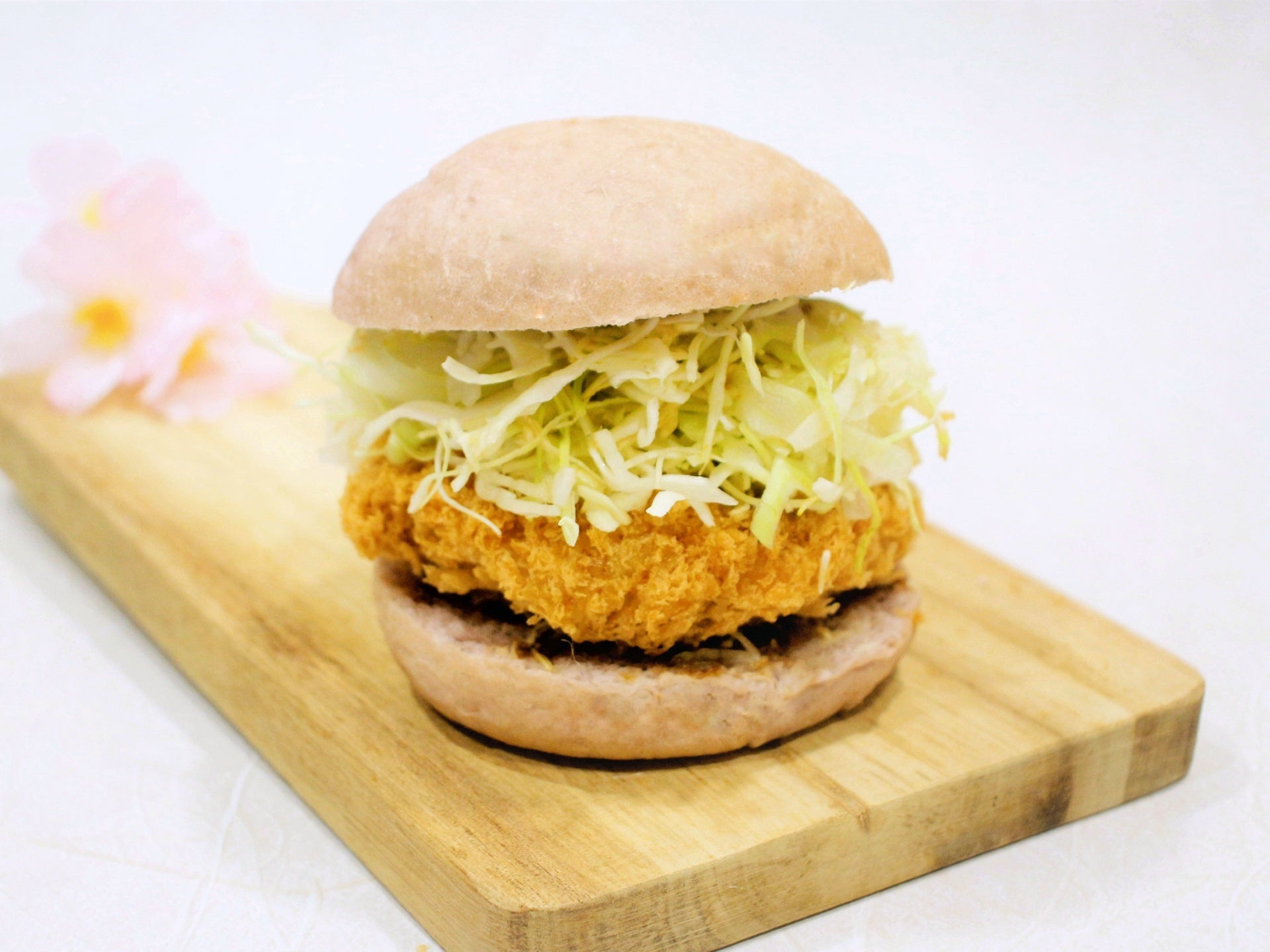 さくら色のバンズのとんかつバーガー  1個　1,080円（テイクアウト）／肉卸小島 （エキュート大宮）