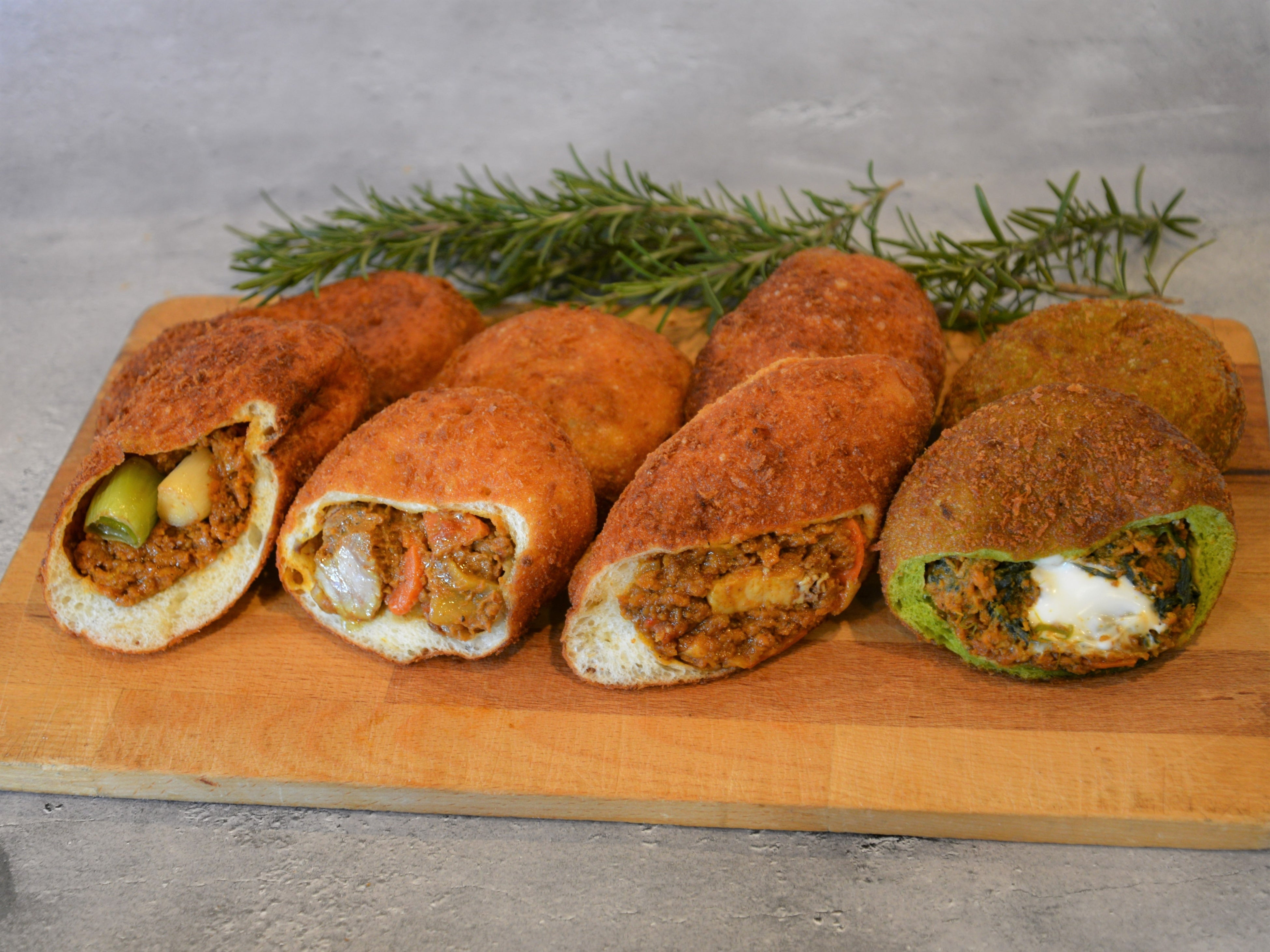 Ohana特製カレーパン４種  各1個　410円（テイクアウト）／ベーカリーズキッチン オハナ （エキュート大宮／イベント：コモレビ広場）