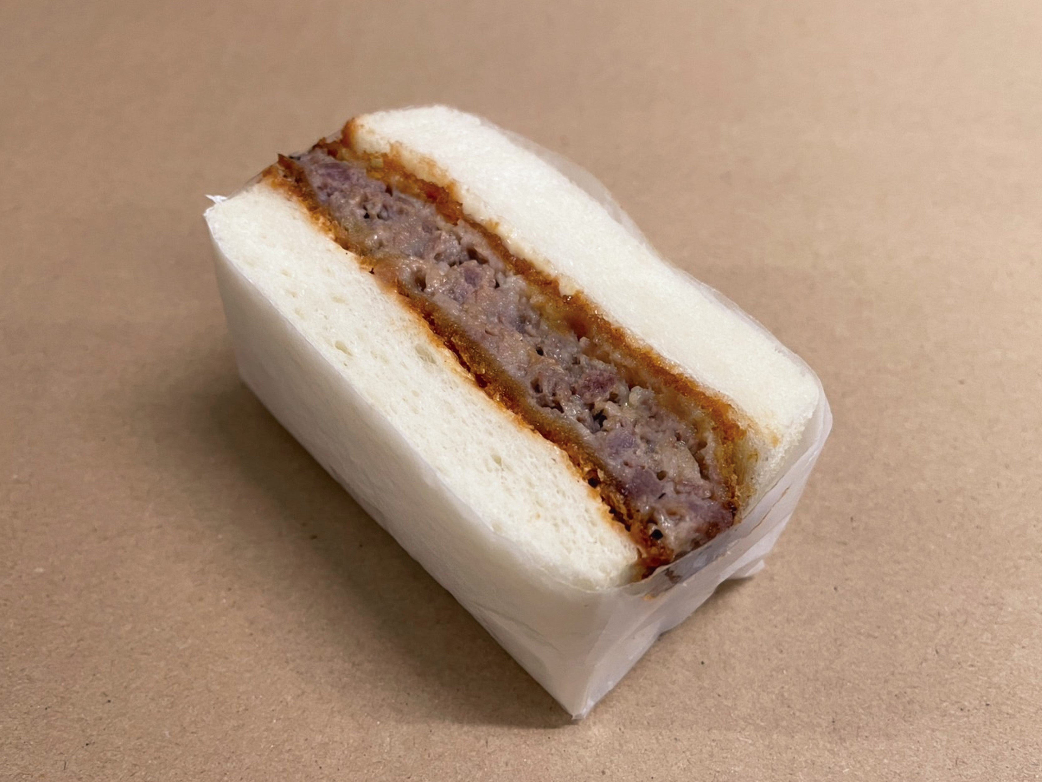 牛たん入りメンチカツサンド  1個　400円（テイクアウト）／タパン （エキュート大宮／イベント：コモレビ広場）