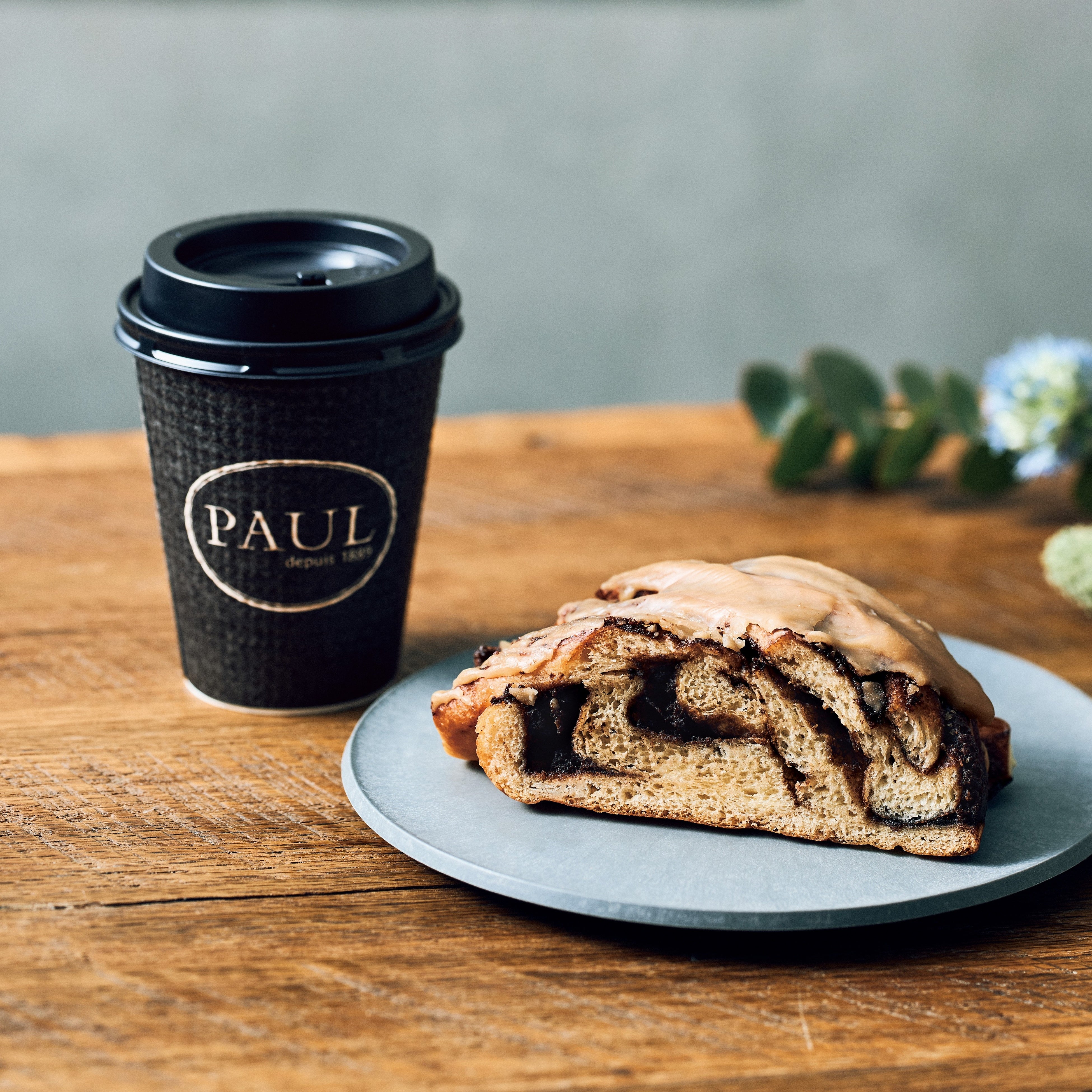 ポール／①ホット・コーヒー　1杯（Lサイズ）540円（テイクアウト）、 550円（イートイン）②ブリオッシュ・カフェ　1個 486円（テイクアウト）、495円（イートイン）