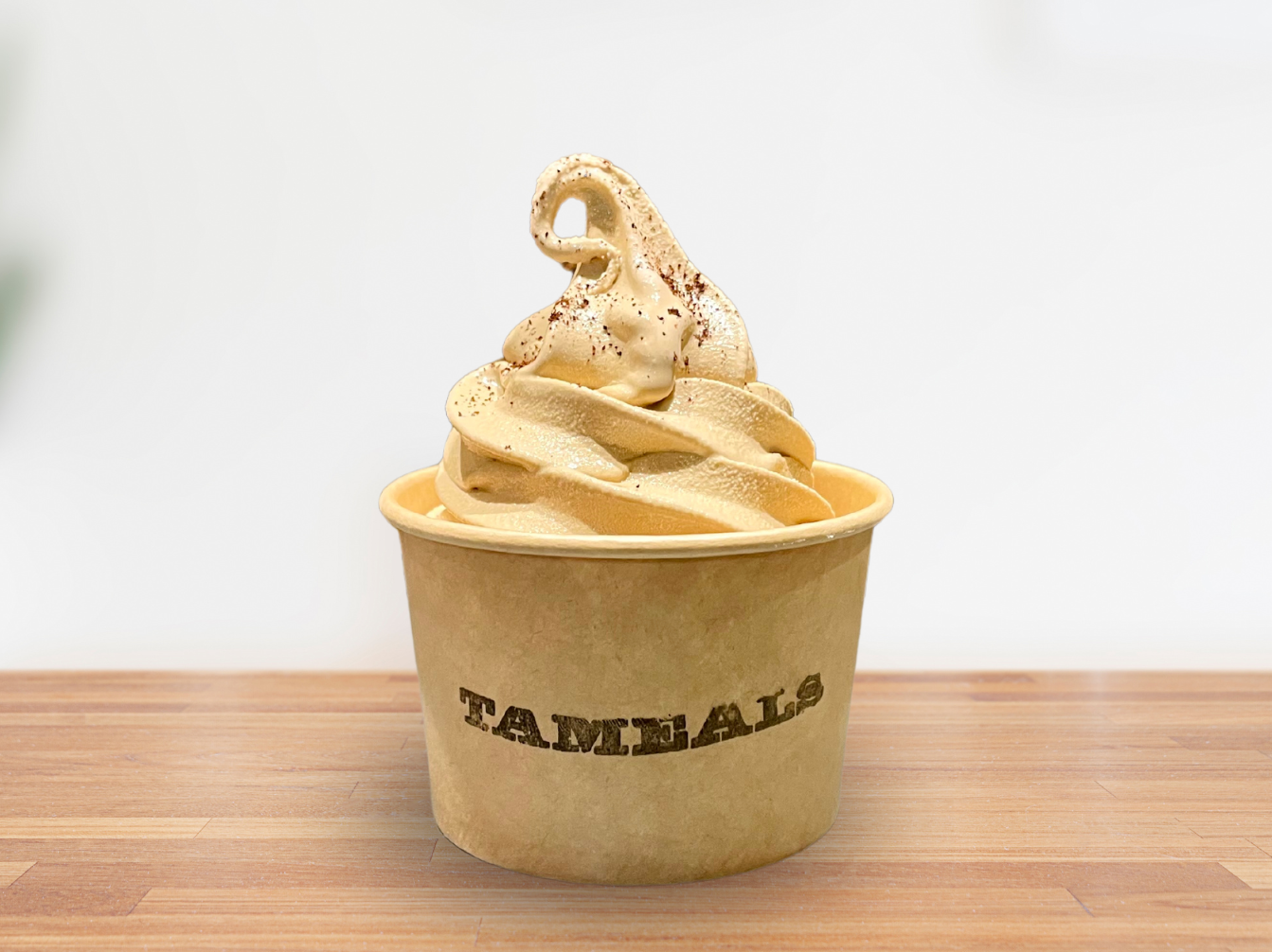 タミルズ ／プレミアムソフトクリーム（自家製焙煎コーヒー味）　1個 586円（テイクアウト）、600円（イートイン）