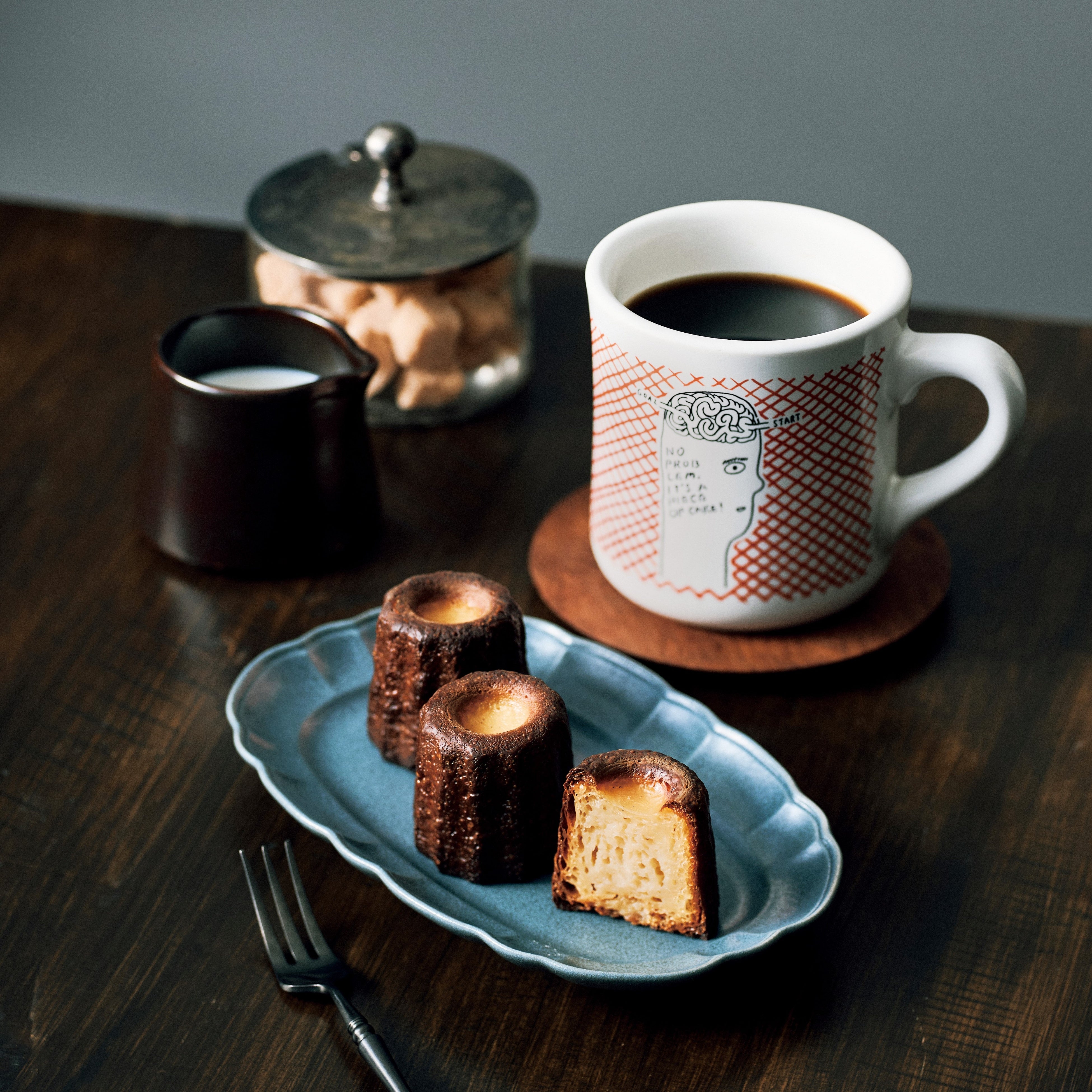 タミルズ／①オリジナルブレンドコーヒー　1杯 490円（イートイン）　②カヌレ　1個 290円（イートイン）