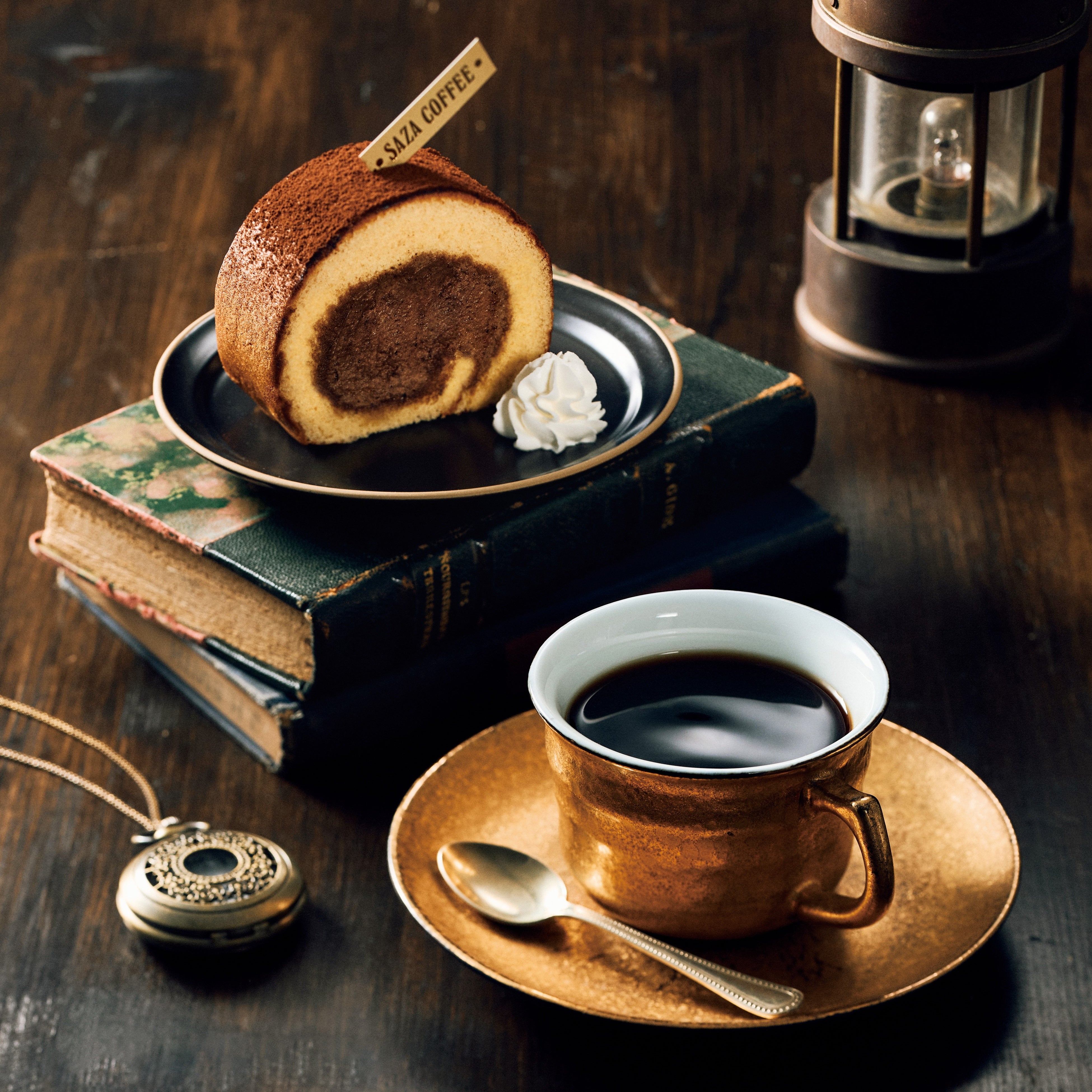 サザコーヒー／ ①将軍珈琲　1杯 900円（テイクアウト・イートイン共通）　②将軍珈琲ロール　1個 850円（テイクアウト・イートイン共通）