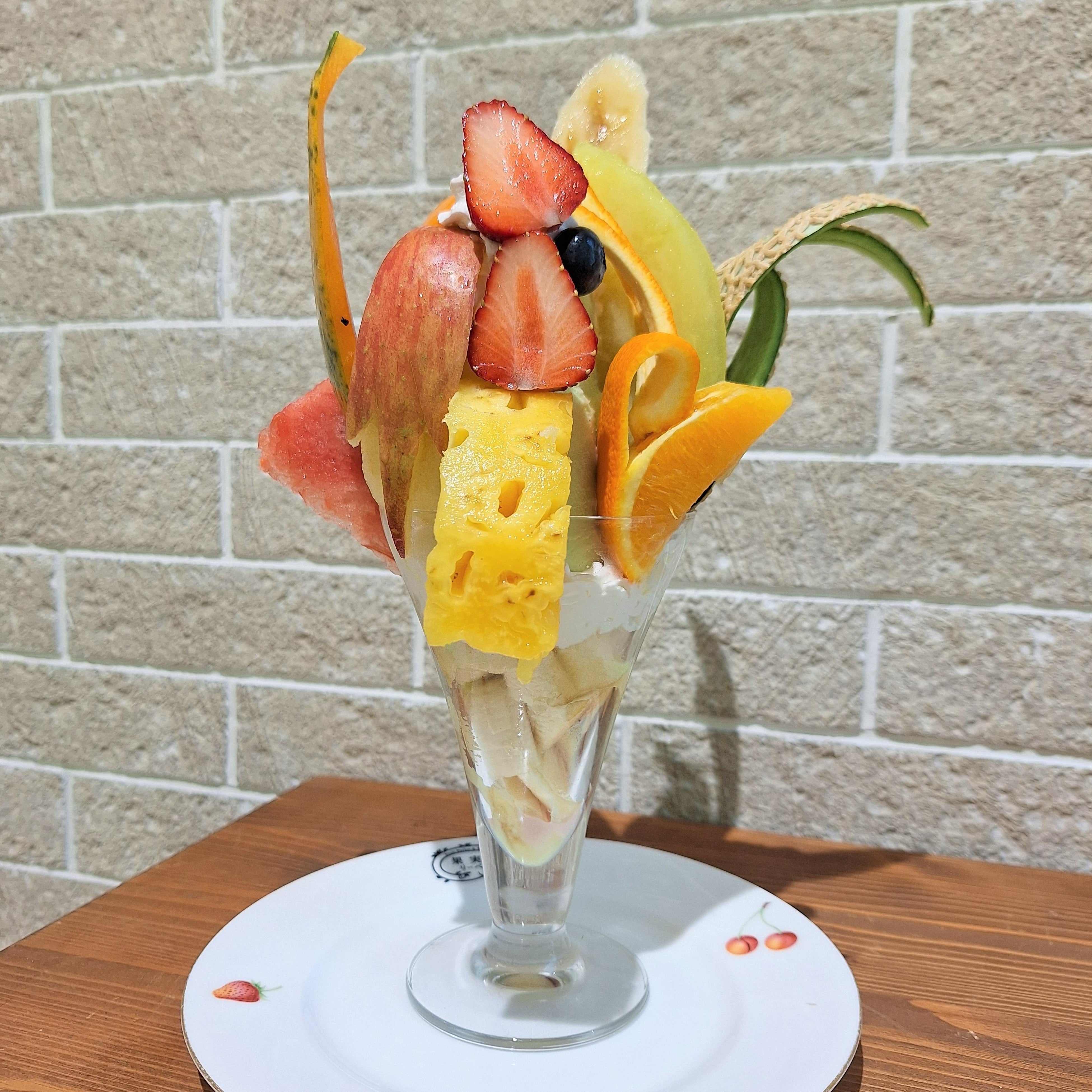 フルーツパフェ  1,740円（イートインのみ）／果実園リーベル （エキュート立川）