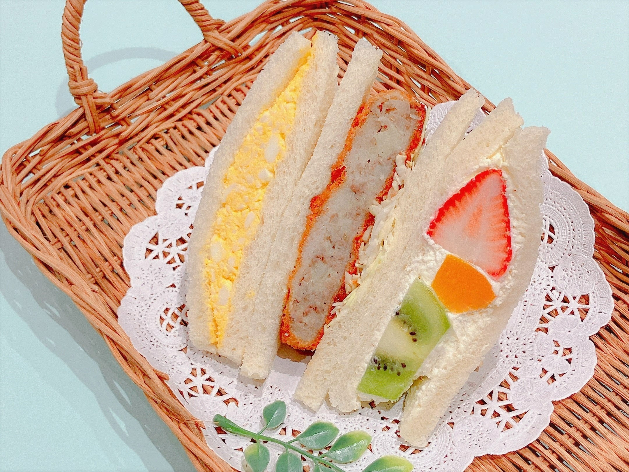 トリプルサンド(フルーツスペシャル・常陸牛コロッケサンド・タマゴサンド)  1パック（3切れ）842円（テイクアウト）、858円（イートイン）  ／サンドイッチハウス メルヘン （エキュート立川）